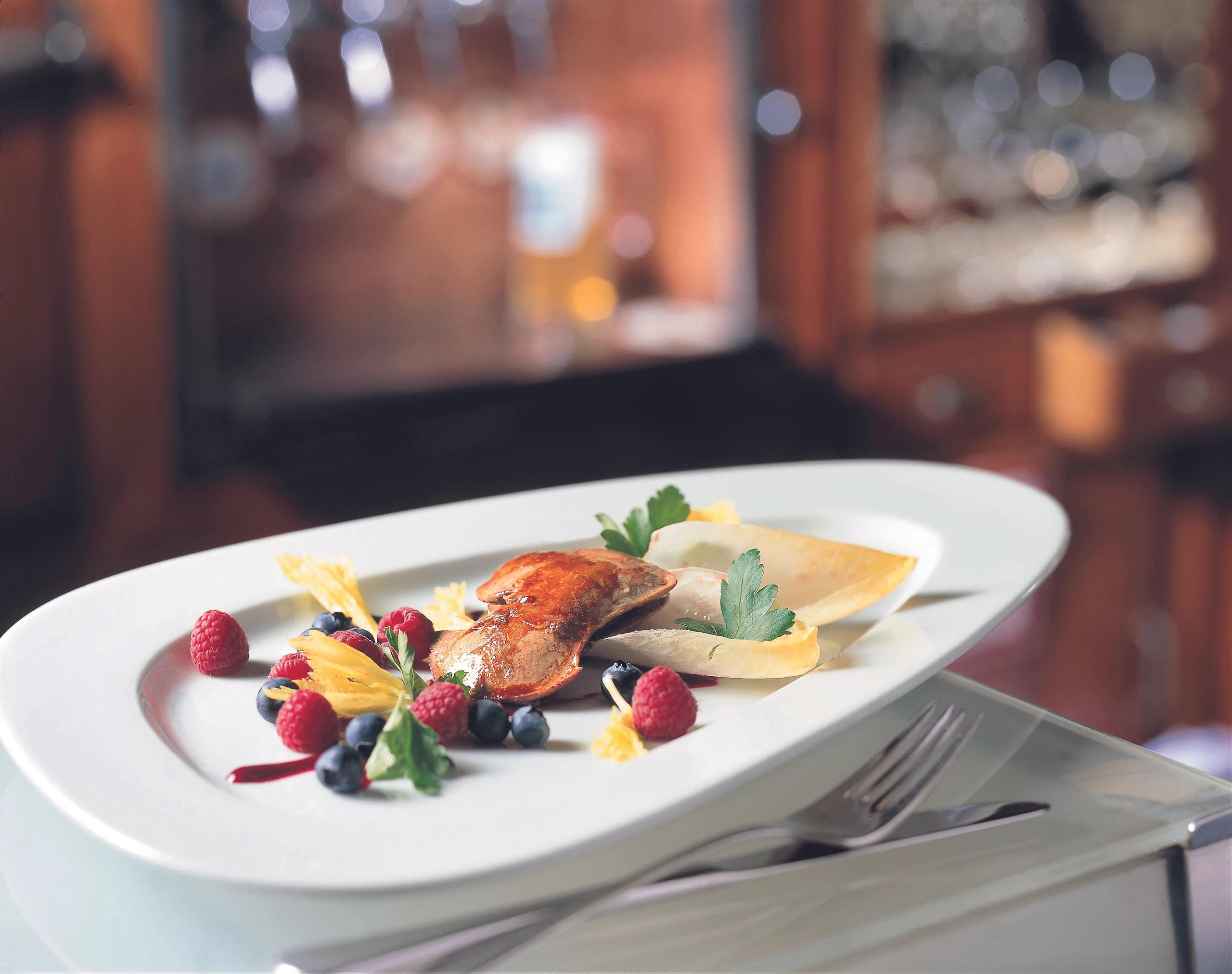 Kaninchenleber auf Salat und Himbeermark