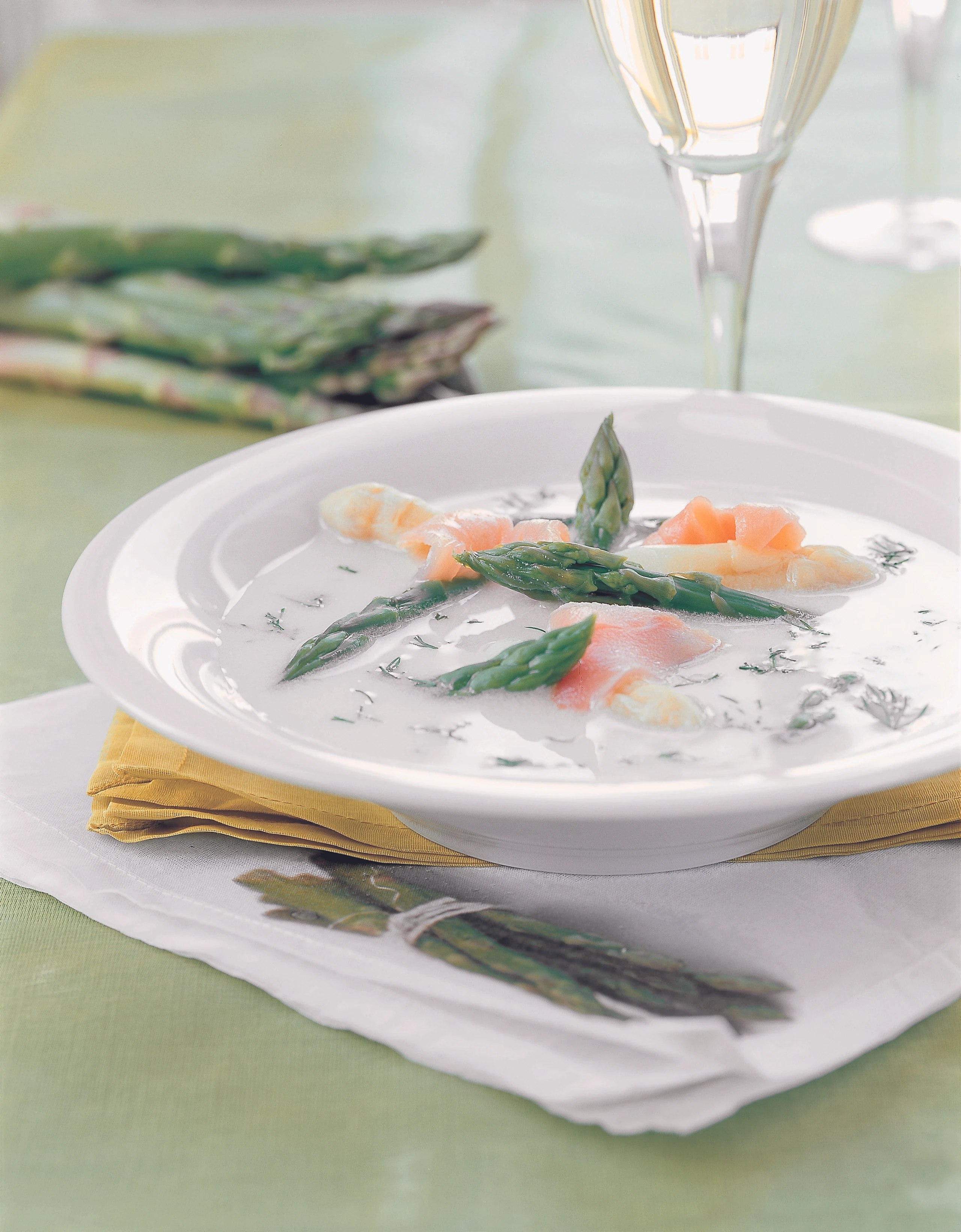 Spargelsuppe mit Lachs und Dille