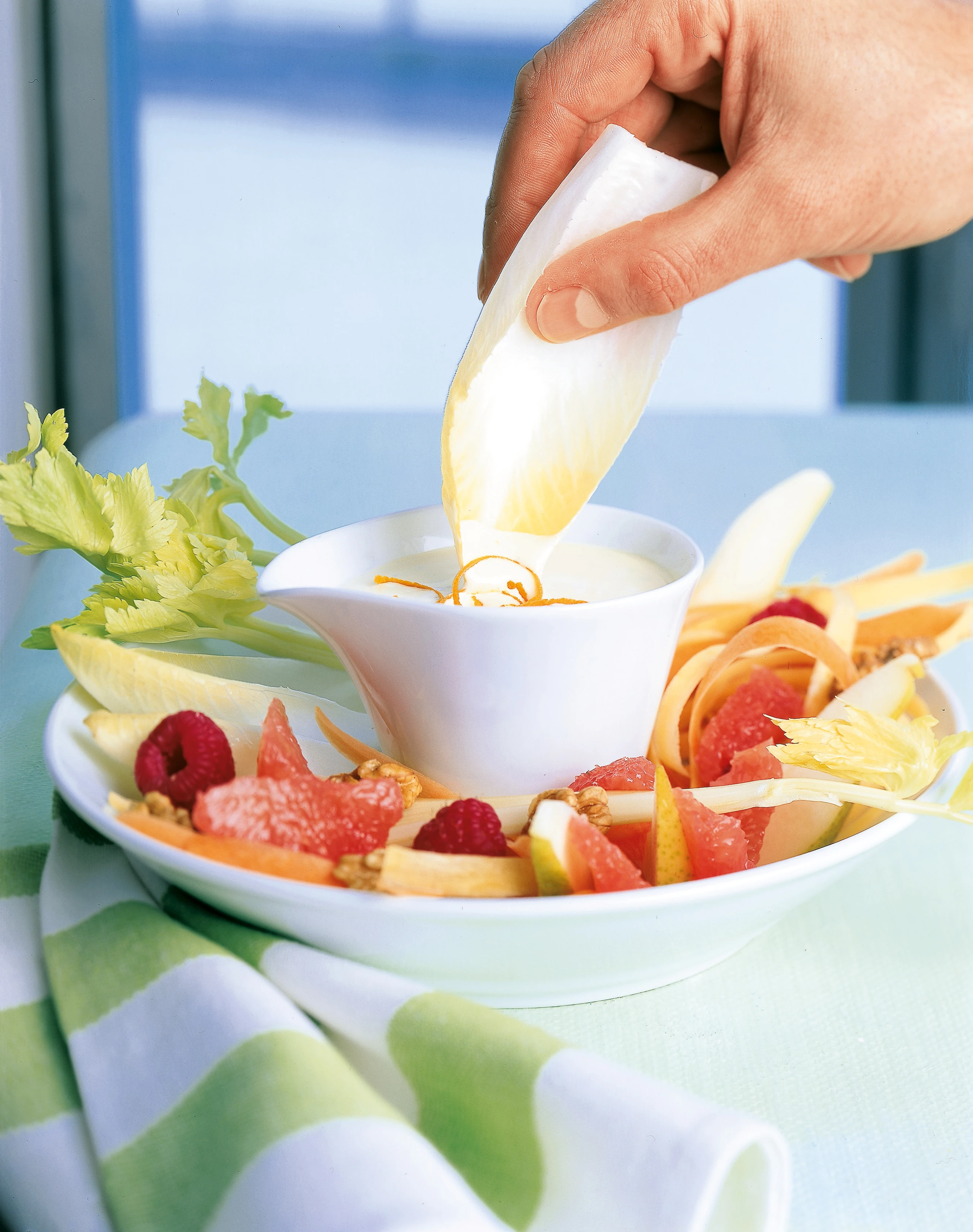 Rohkostsalat mit Früchten und Orangendressing