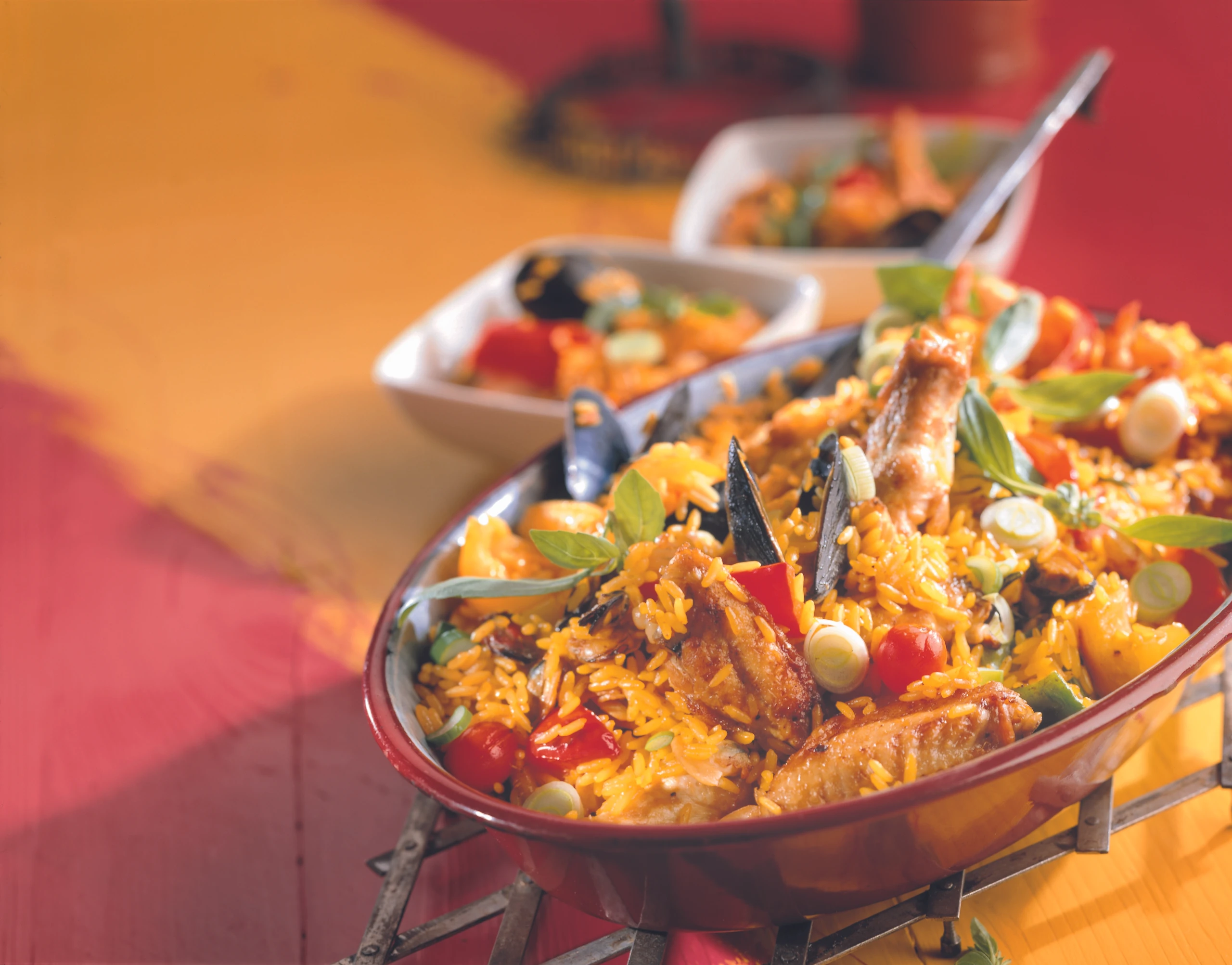 Schnelle Paella mit Meeresfrüchten, Huhn und Gemüse