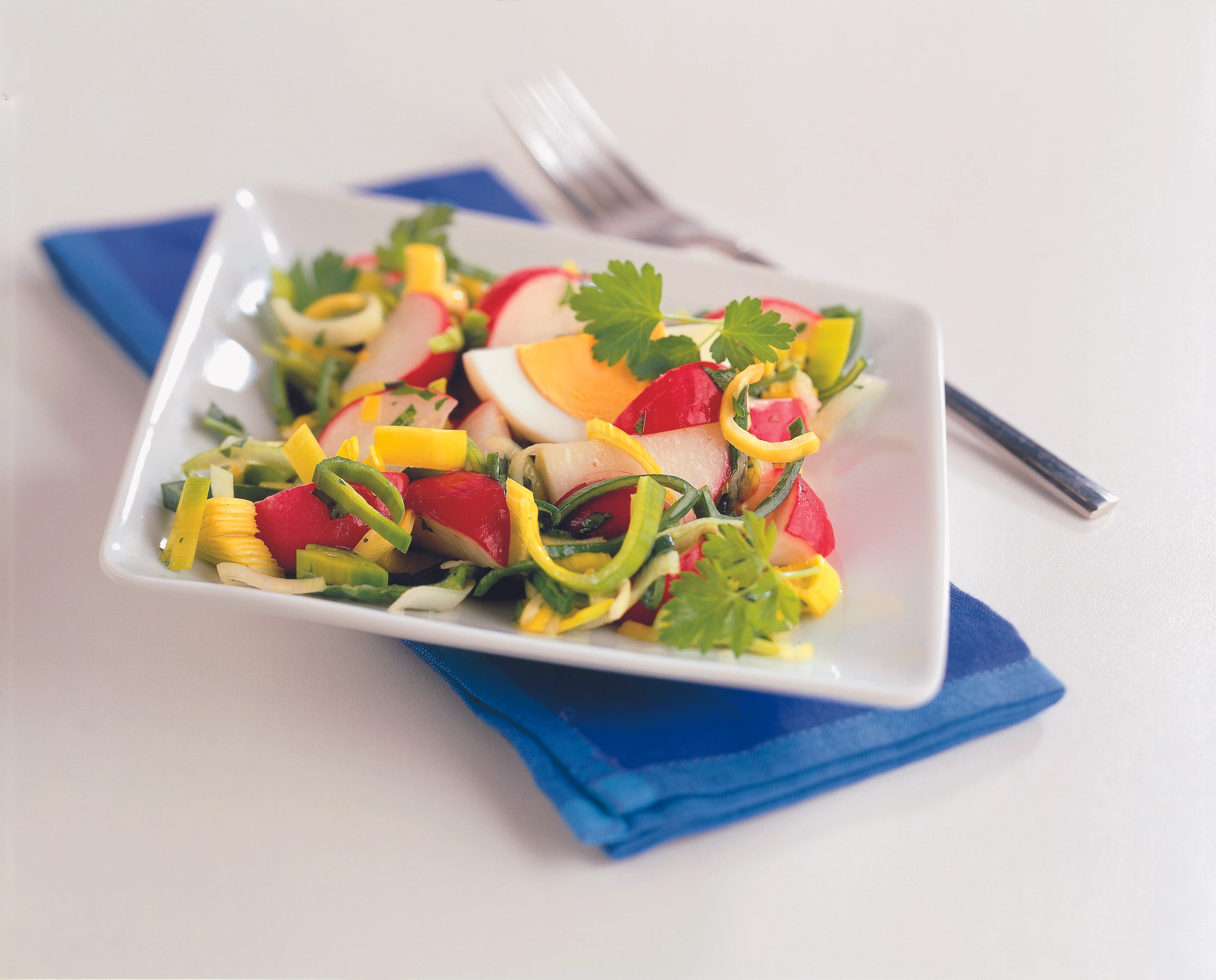 Radieschensalat mit Ei und Lauch