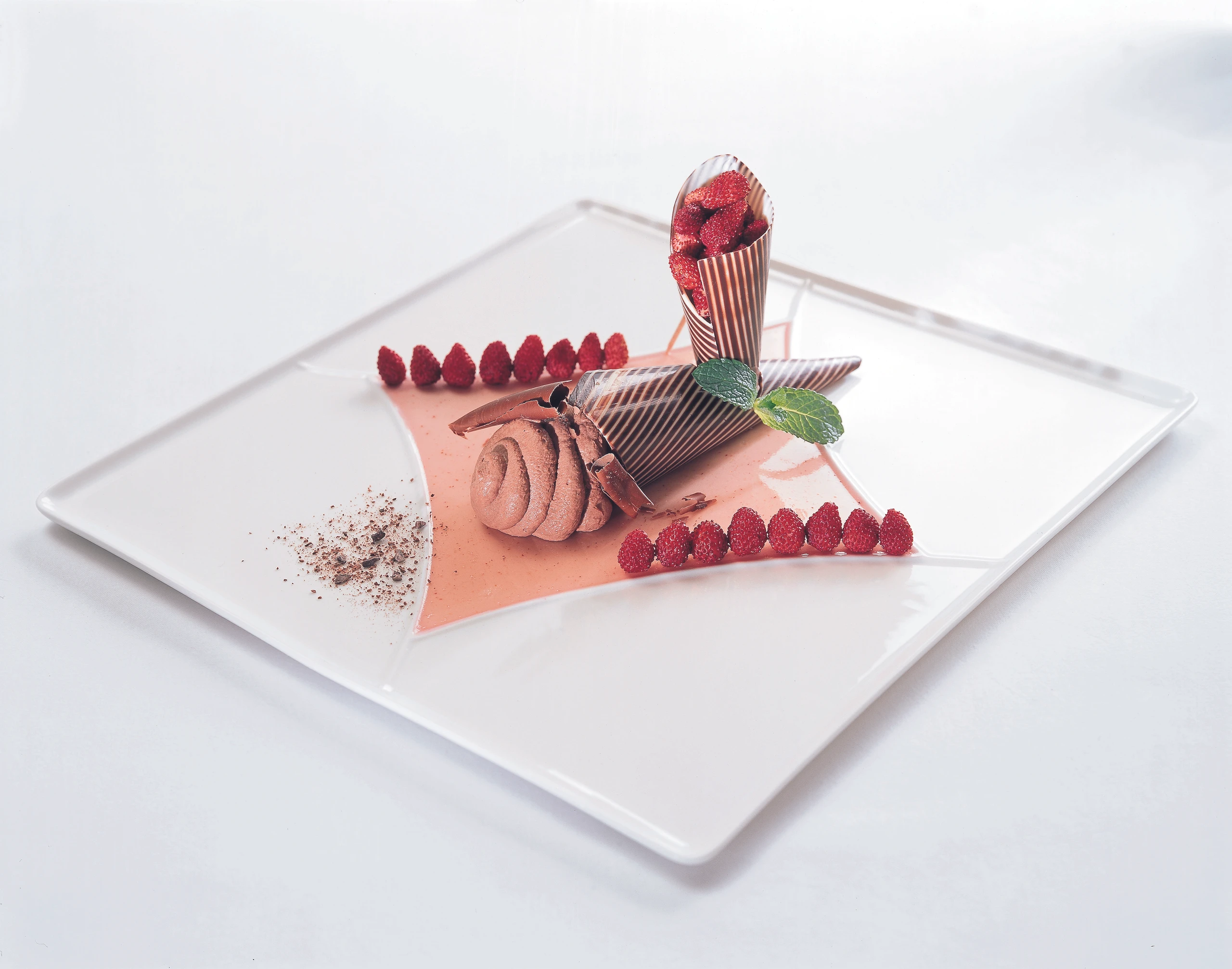 Mousse von der Kakaobohne mit Walderdbeeren