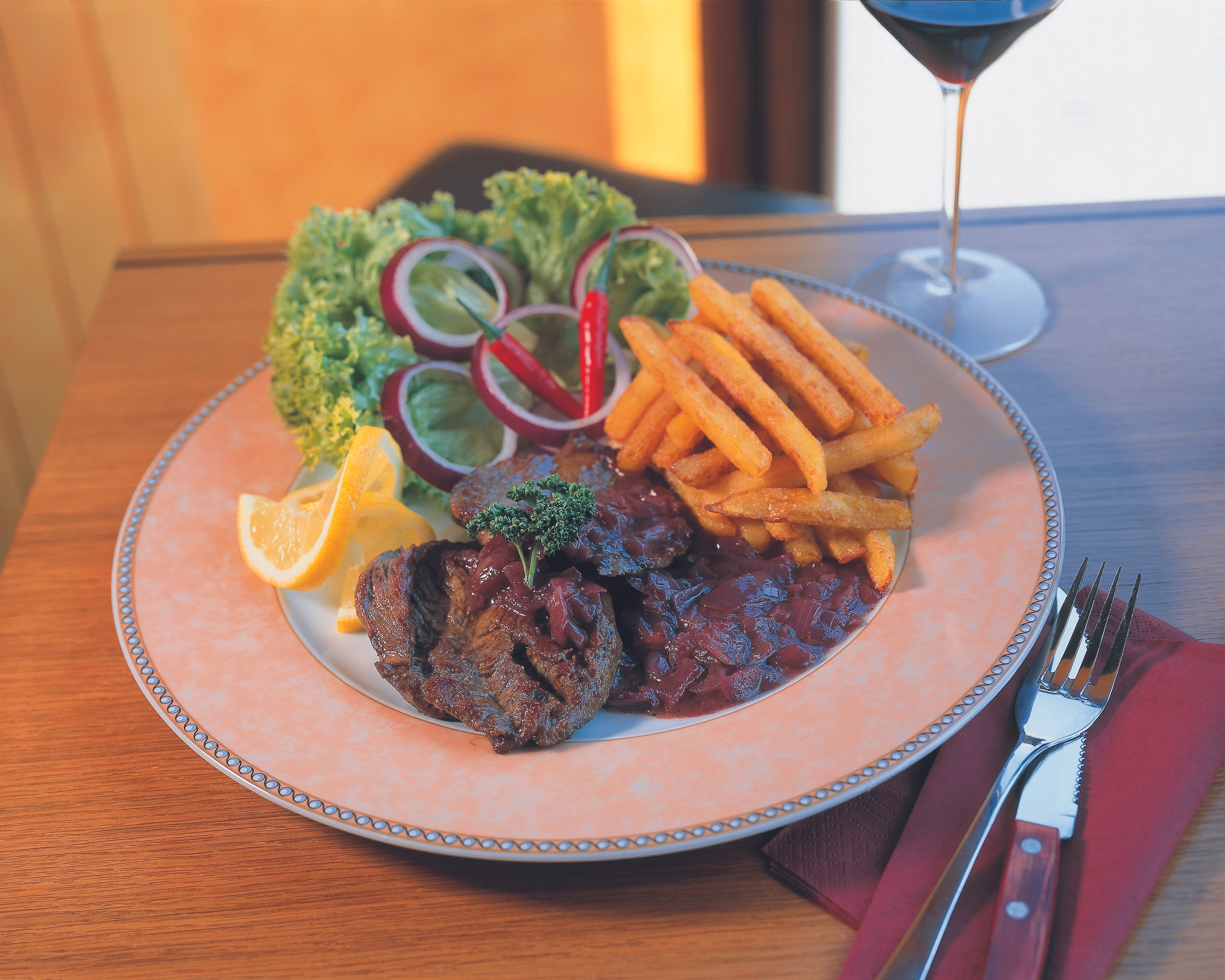 Känguru-Filets mit Rotweinsauce und Cut Fries