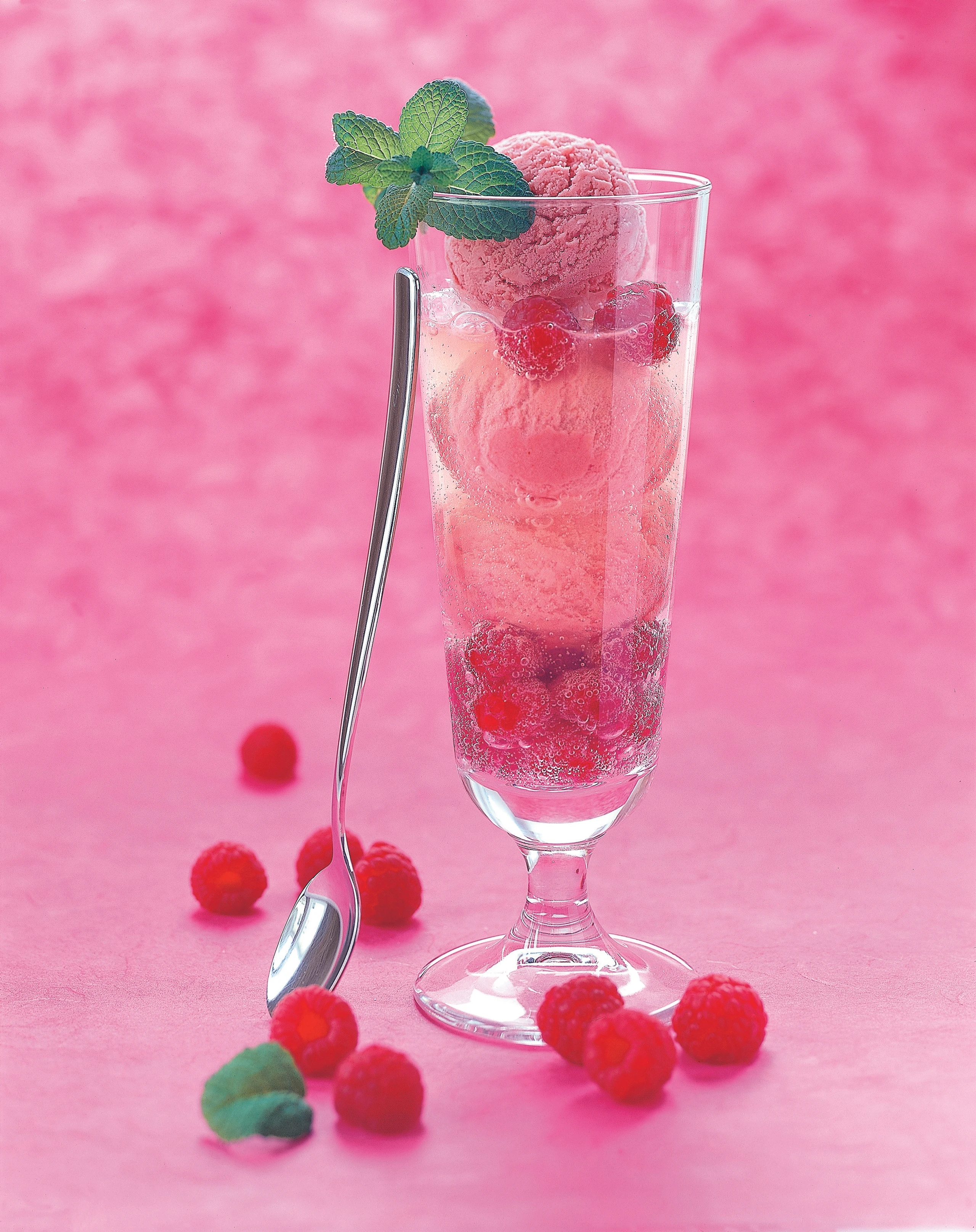 Prosecco mit Himbeereis