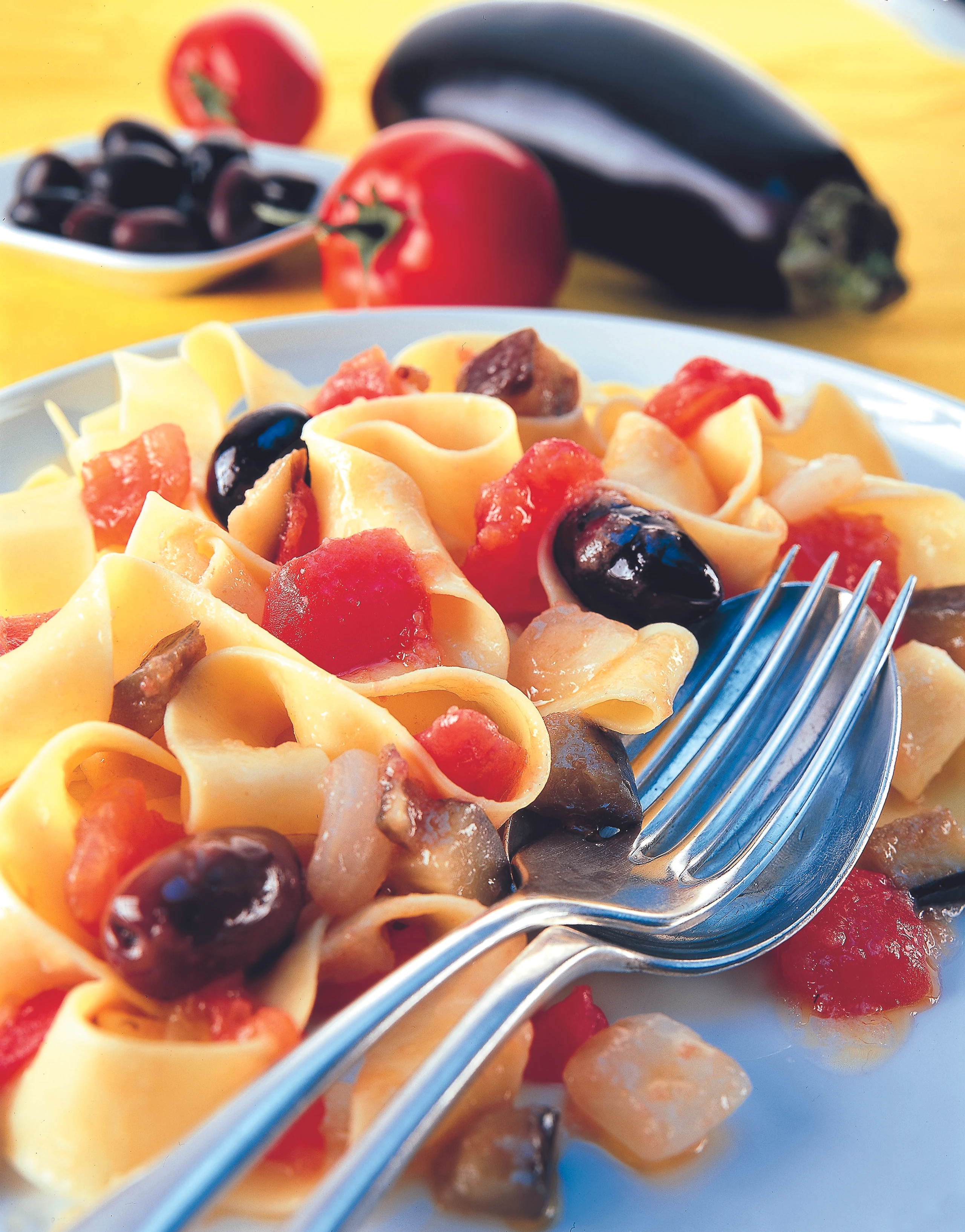 Pappardelle mediterranea: Nudeln mit Melanzani, Oliven & Paradeisern