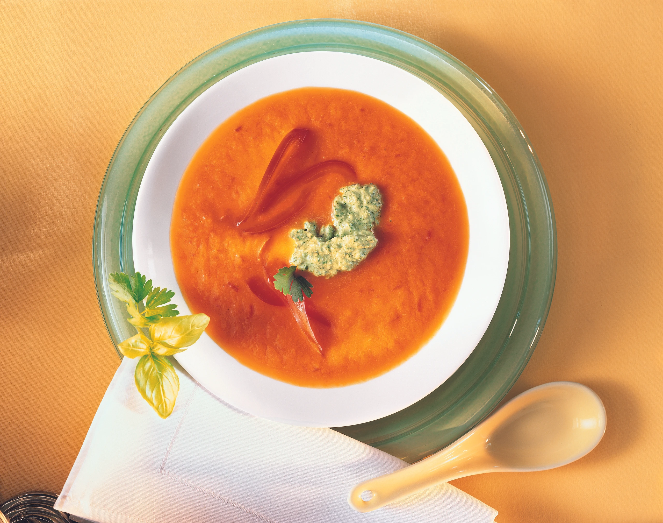 Paradeiser-Paprika-Suppe mit Basilikumcreme