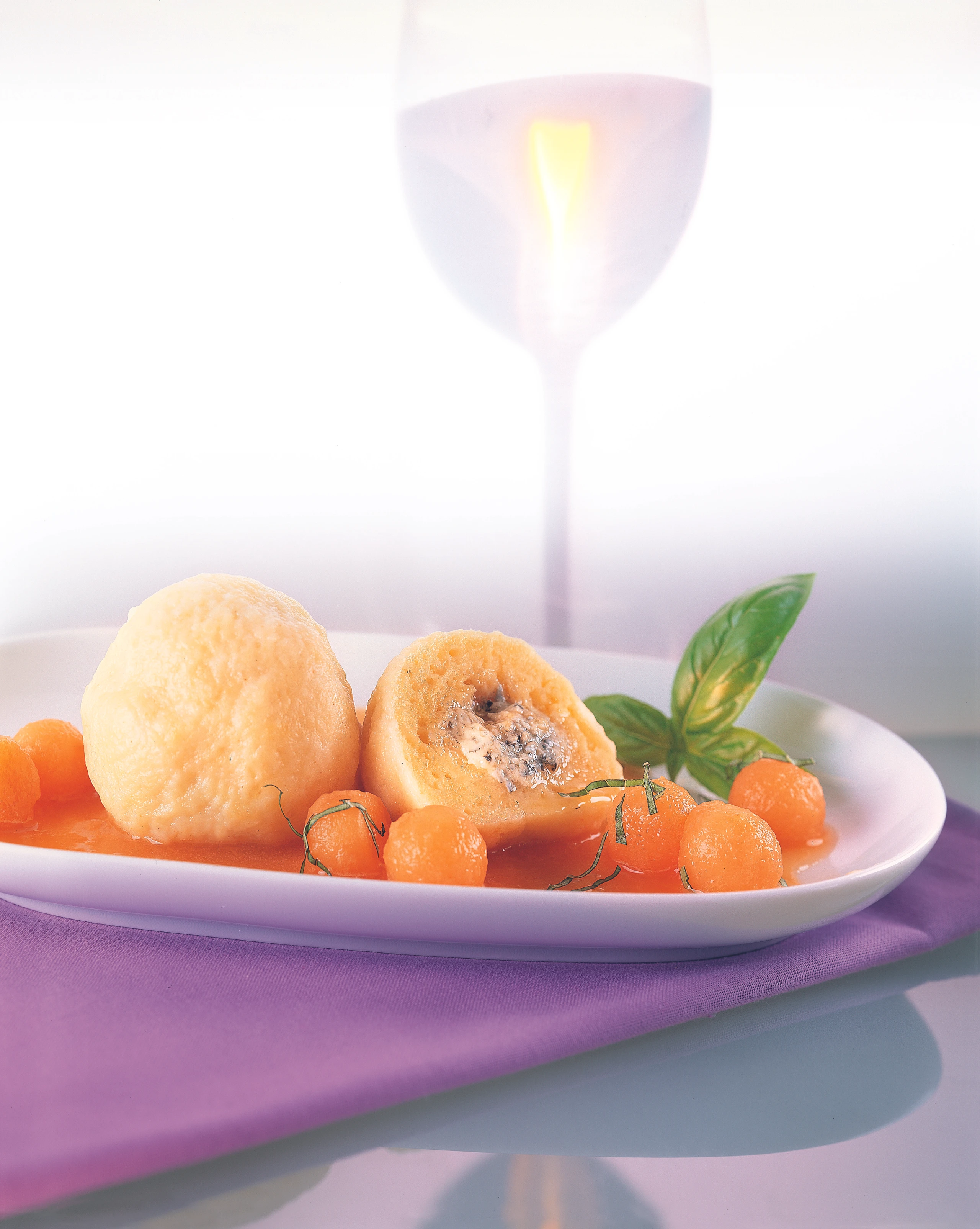 Erdäpfel-Käse-Knödel mit Melonenragout