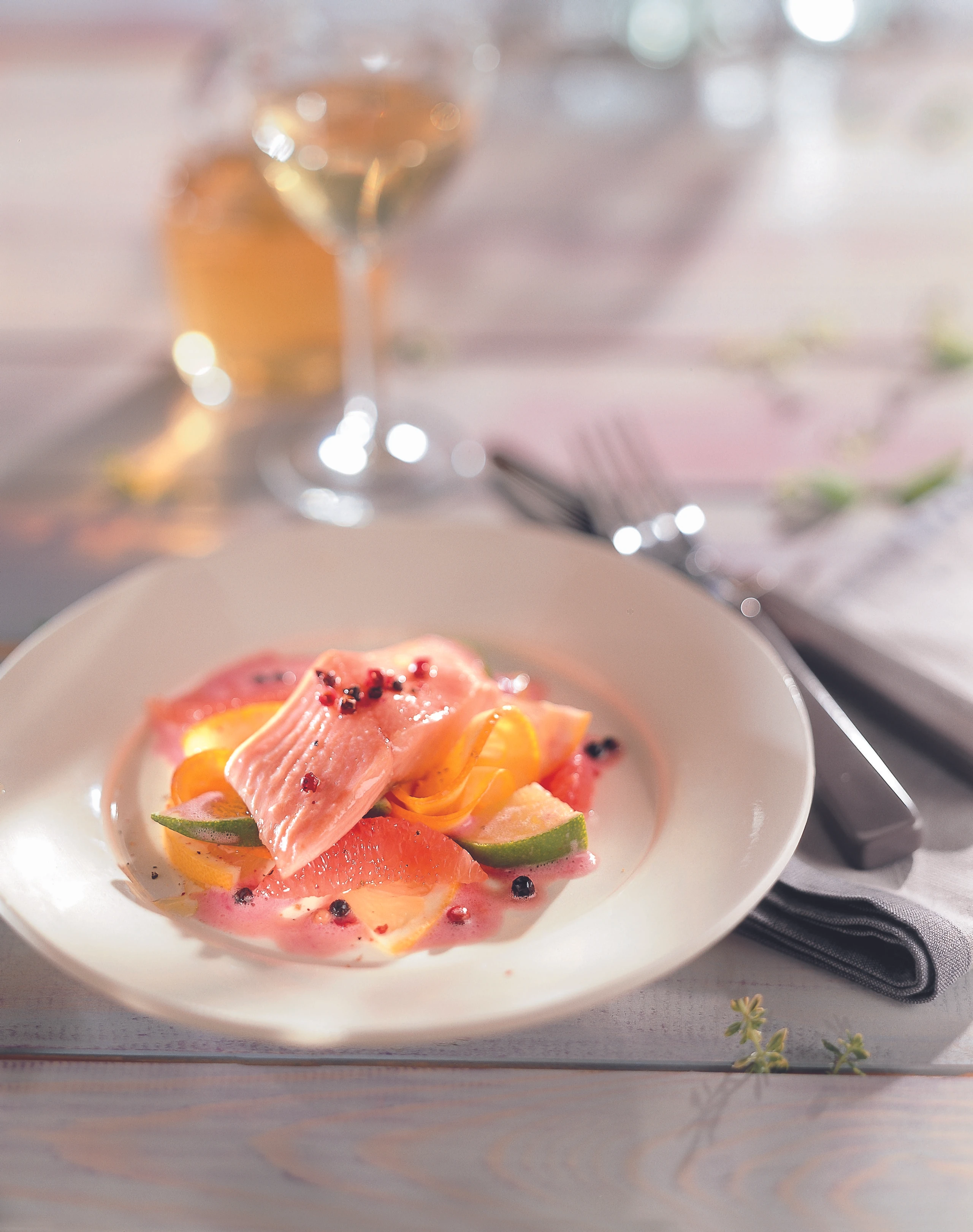 Lachsforelle auf Zitrussalat