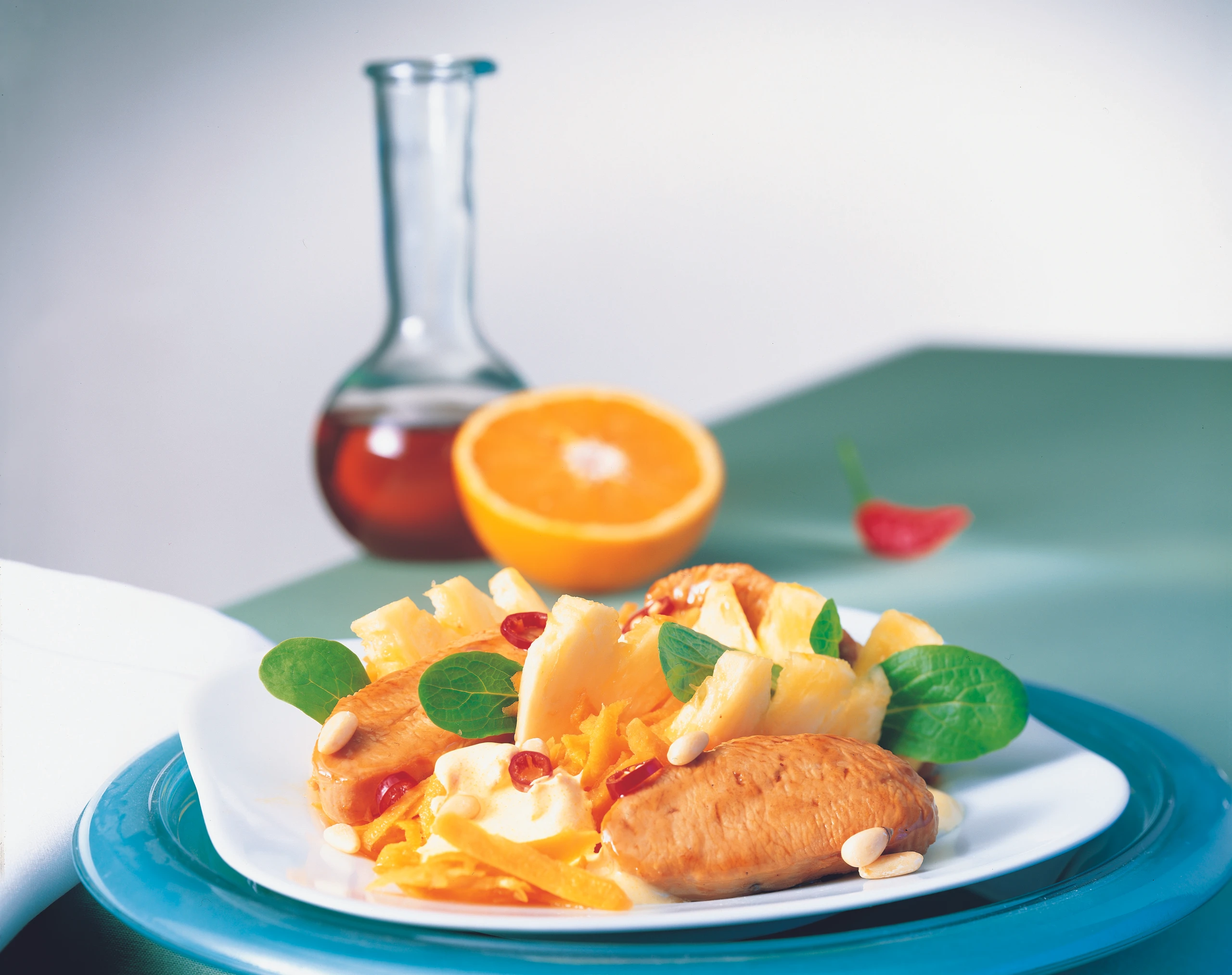 Putenbrust auf Karotten-Ananas-Salat