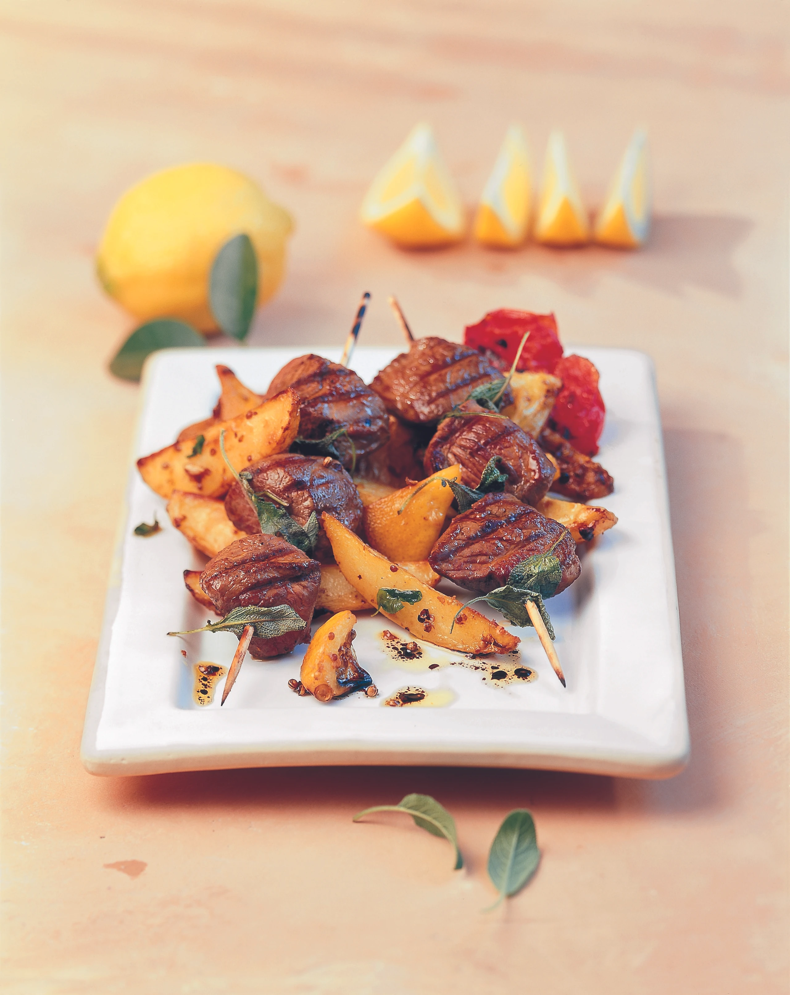 Griechische Lammspieße mit Zitronen-Erdäpfeln und Rösttomaten