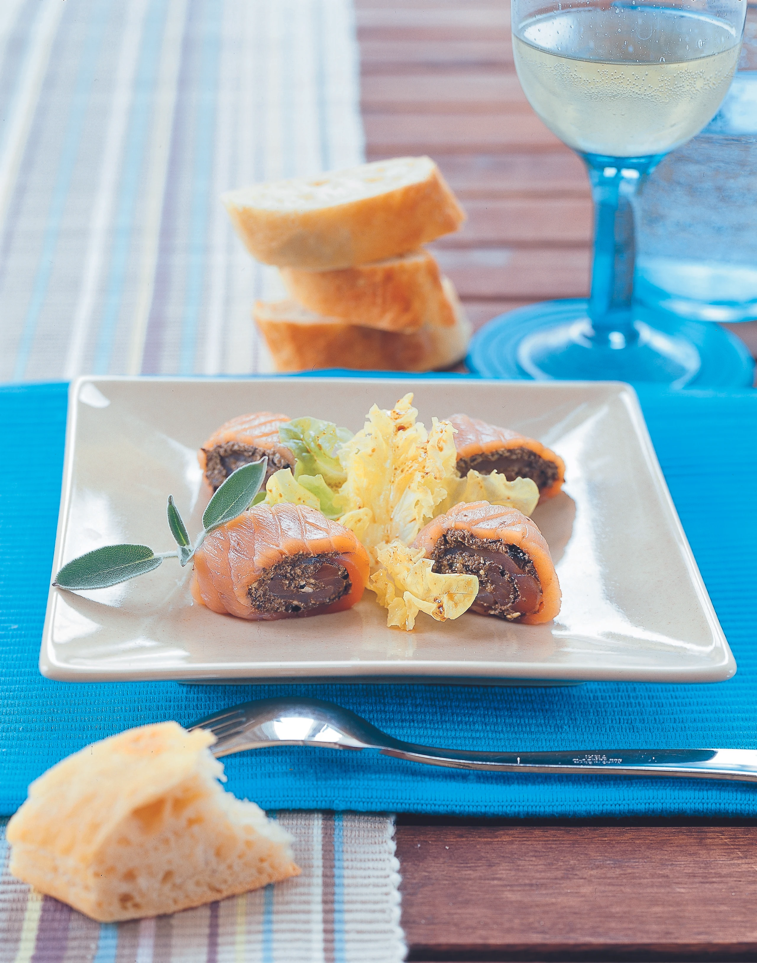 Räucherlachs-Röllchen mit Olivencreme