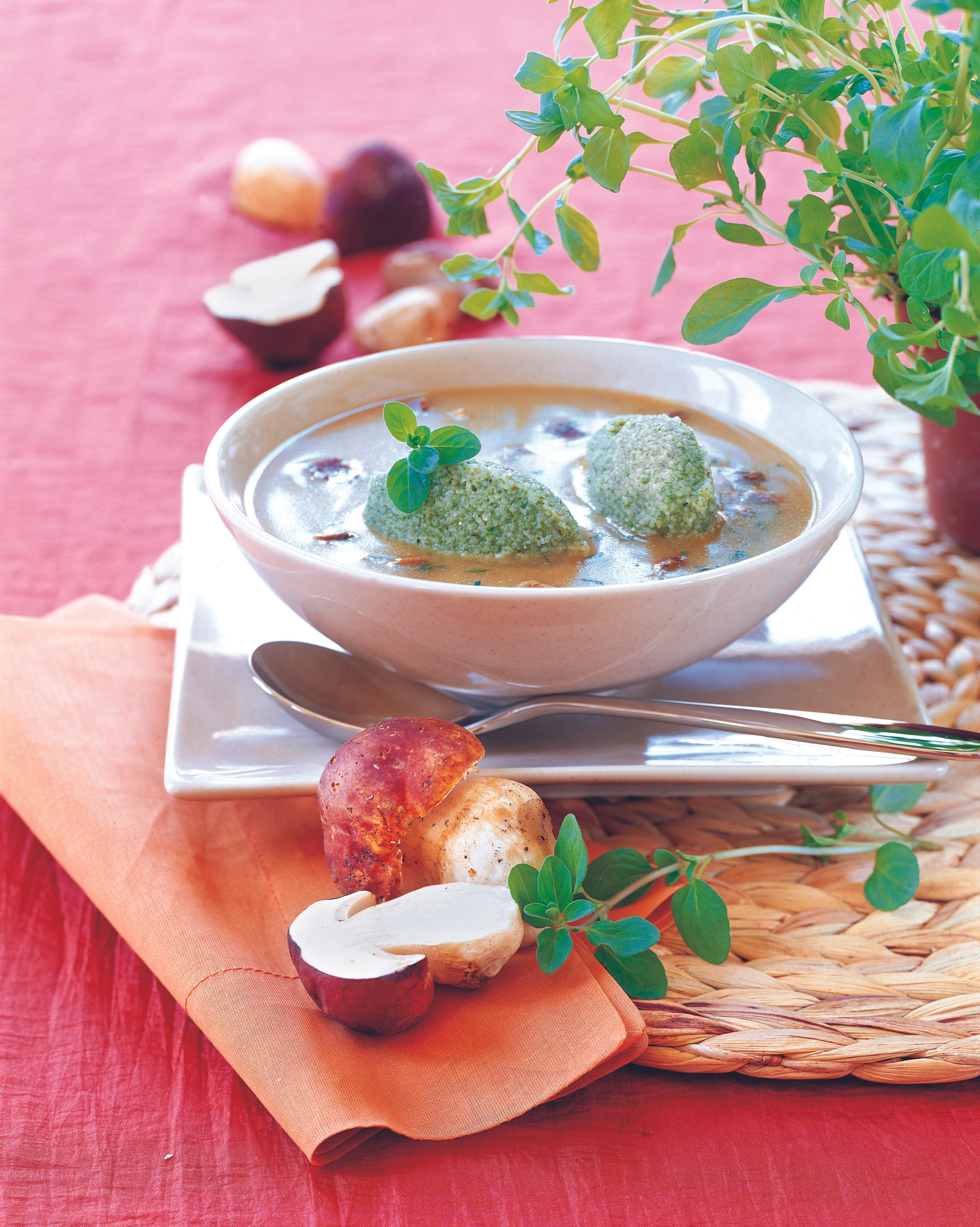 Pilzsuppe mit Spinatnockerln