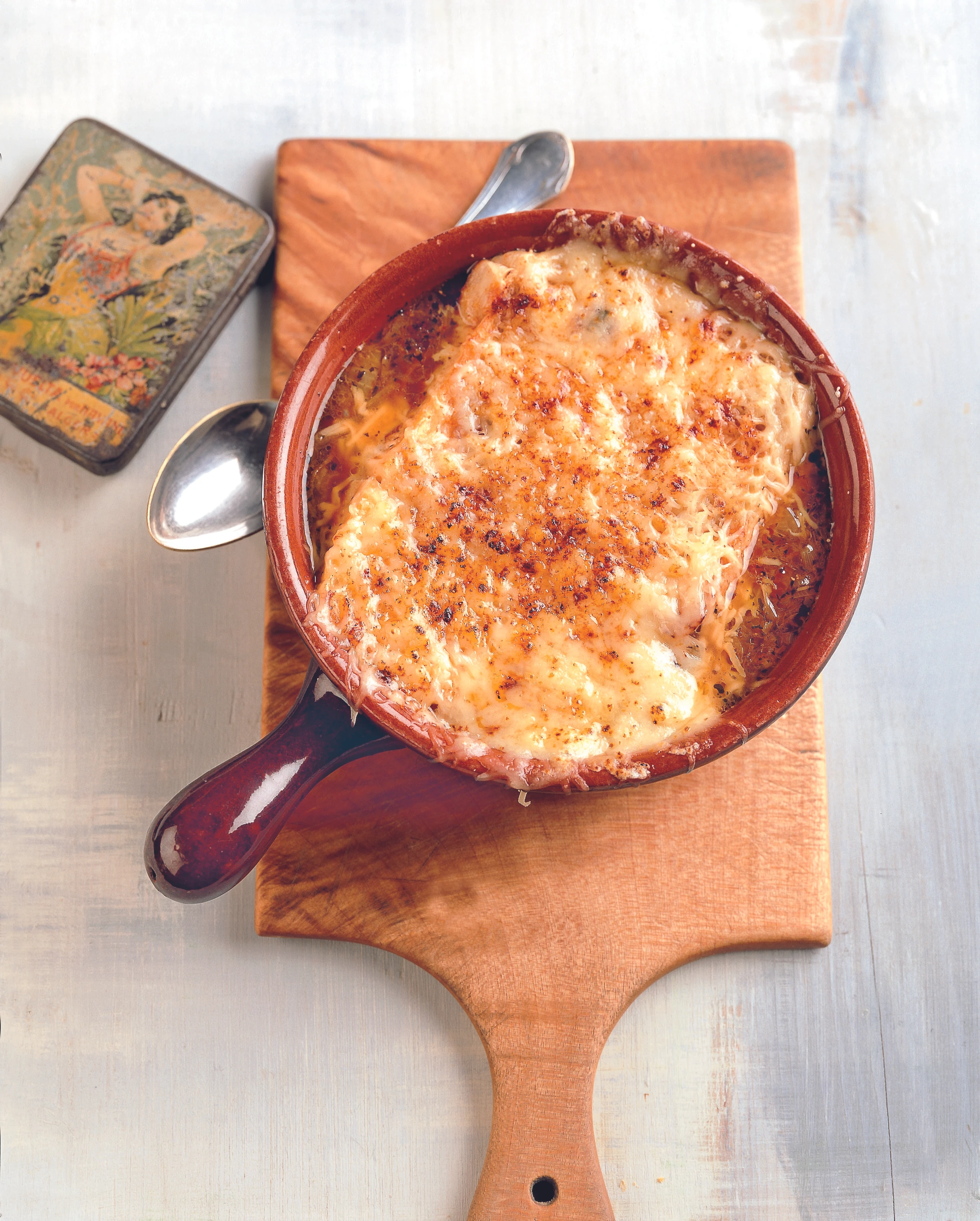 Soupe à l'oignon: Überbackene französische Zwiebelsuppe