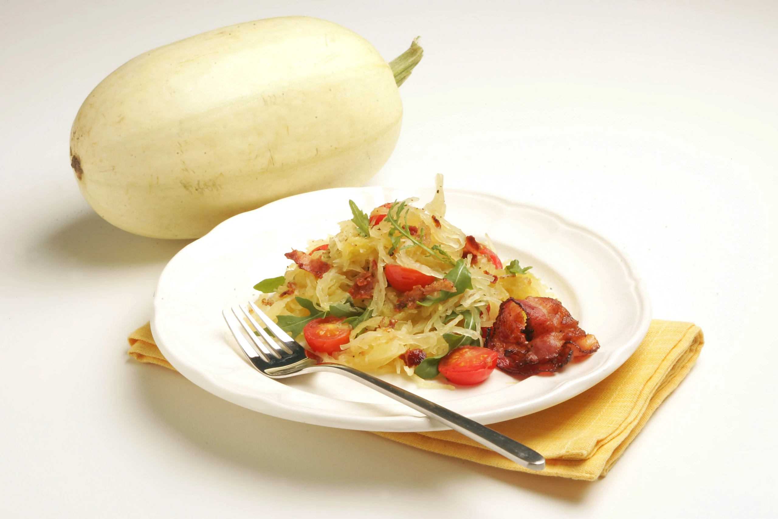 Spaghettikürbis mit Speck und Rucola