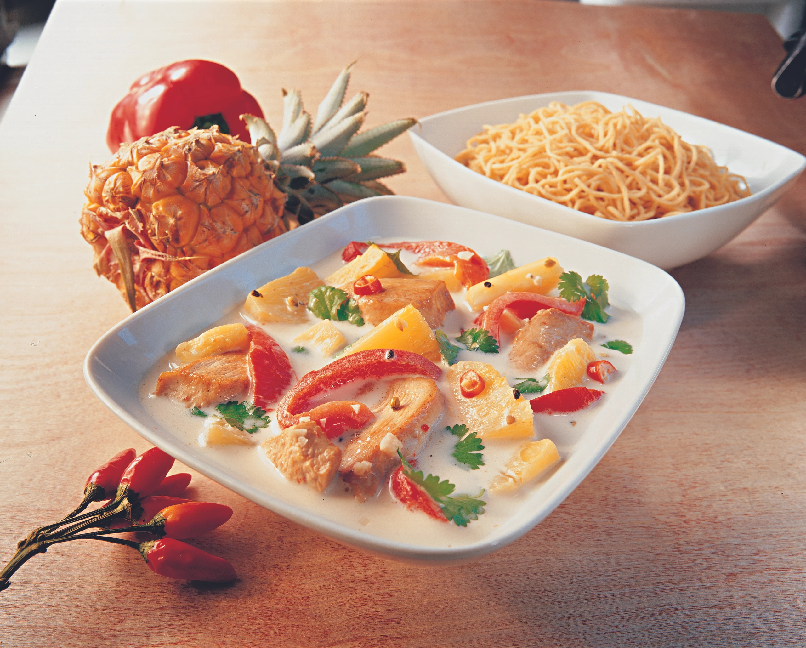 Hühnerfilet in Kokossauce mit Ananas und Paprika