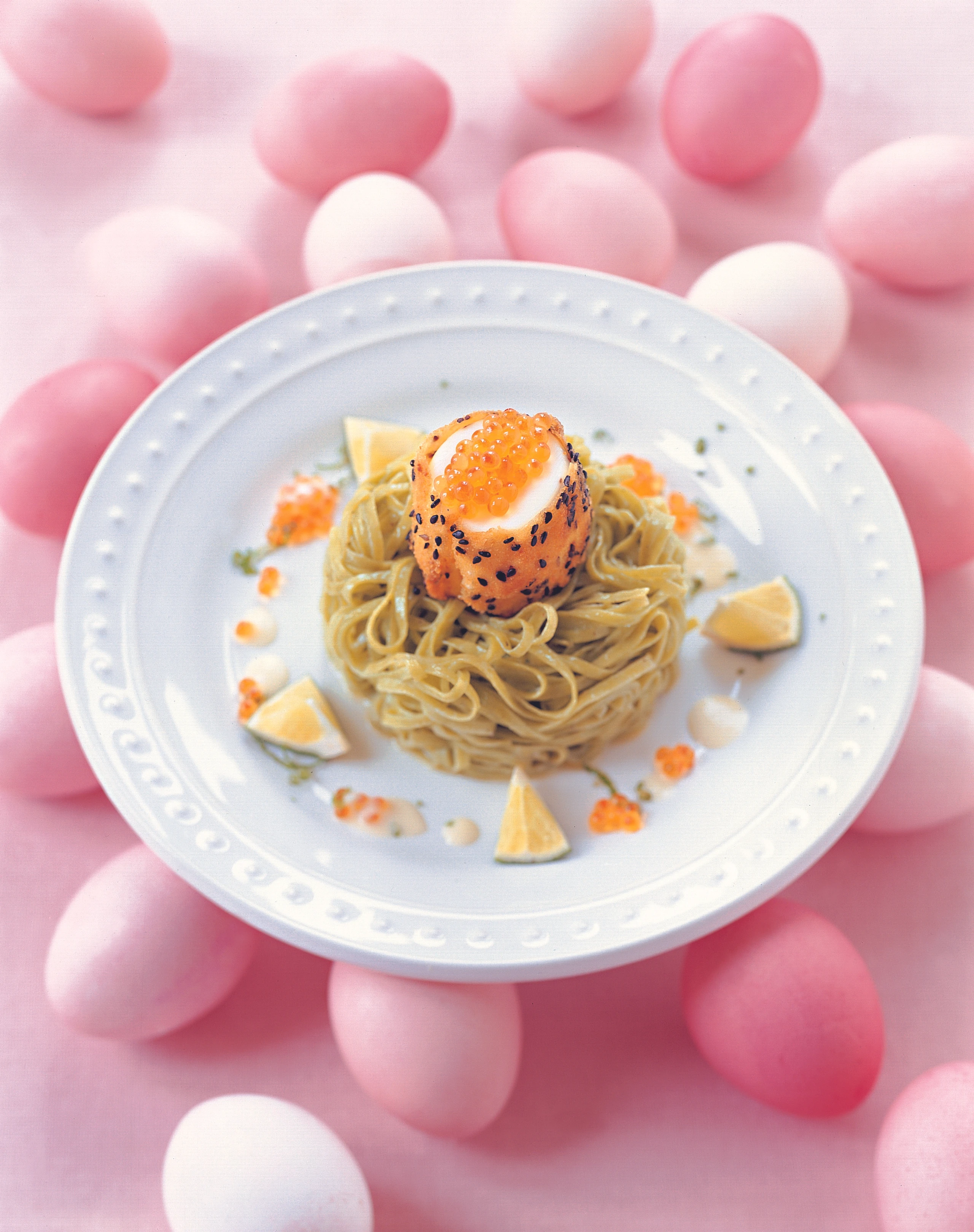 Gebackenes Ei mit Krebsen, Keta Kaviar und Limetten-Nudeln