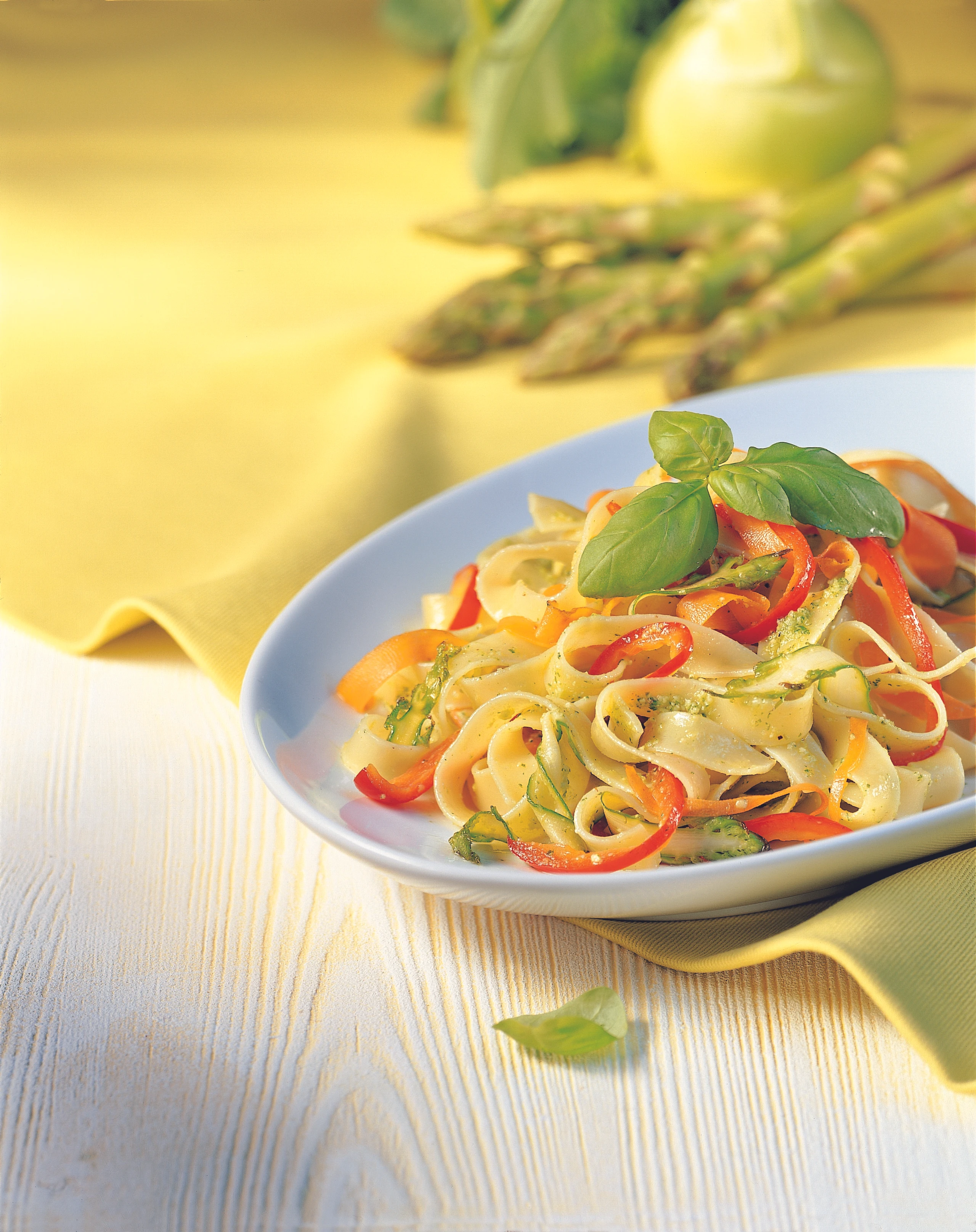 Bandnudeln mit Pesto und Spargel