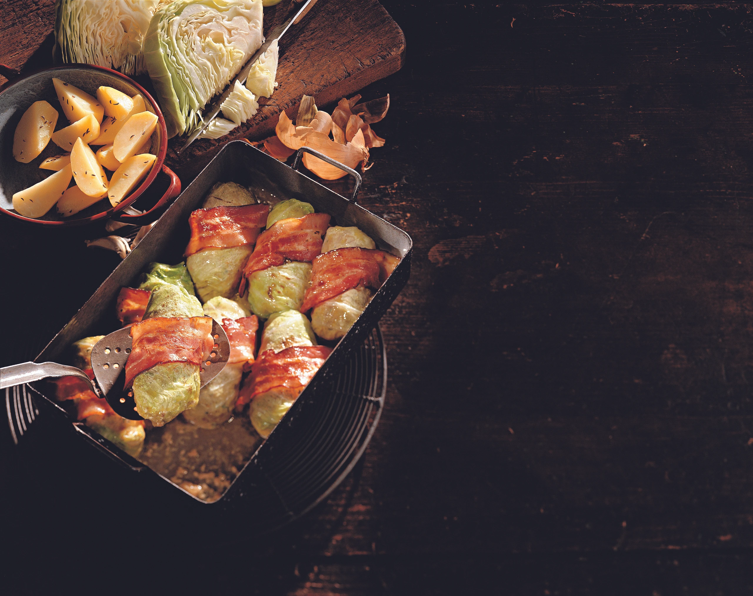 Geschmorte Krautrouladen mit Speck