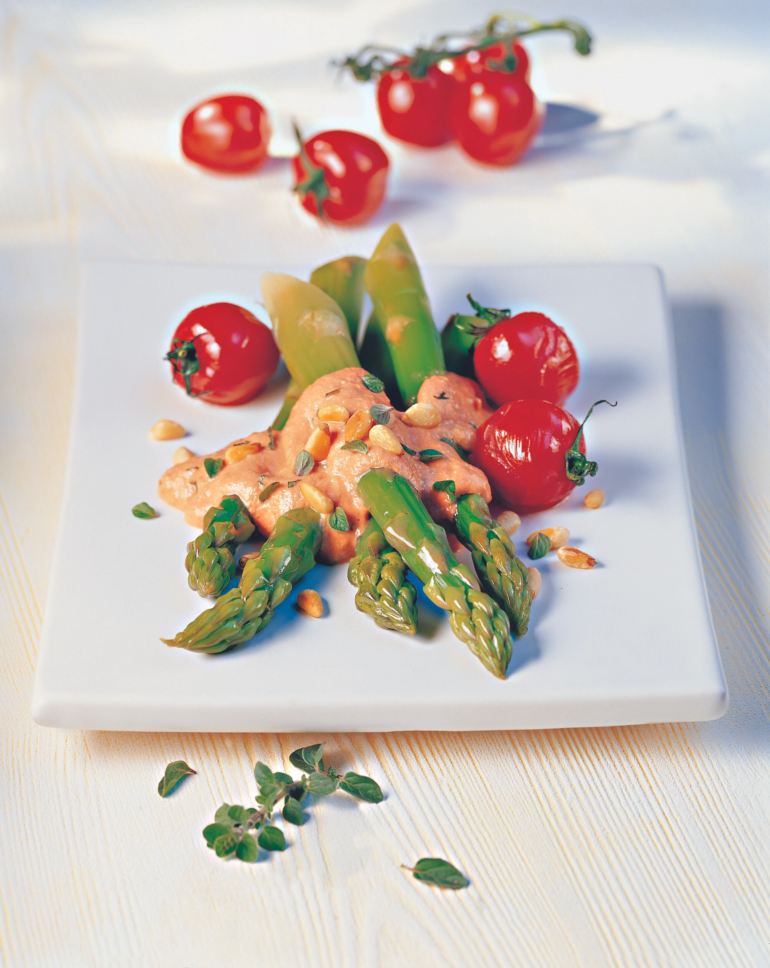 Spargel mit Paradeis-Pignoli-Sauce