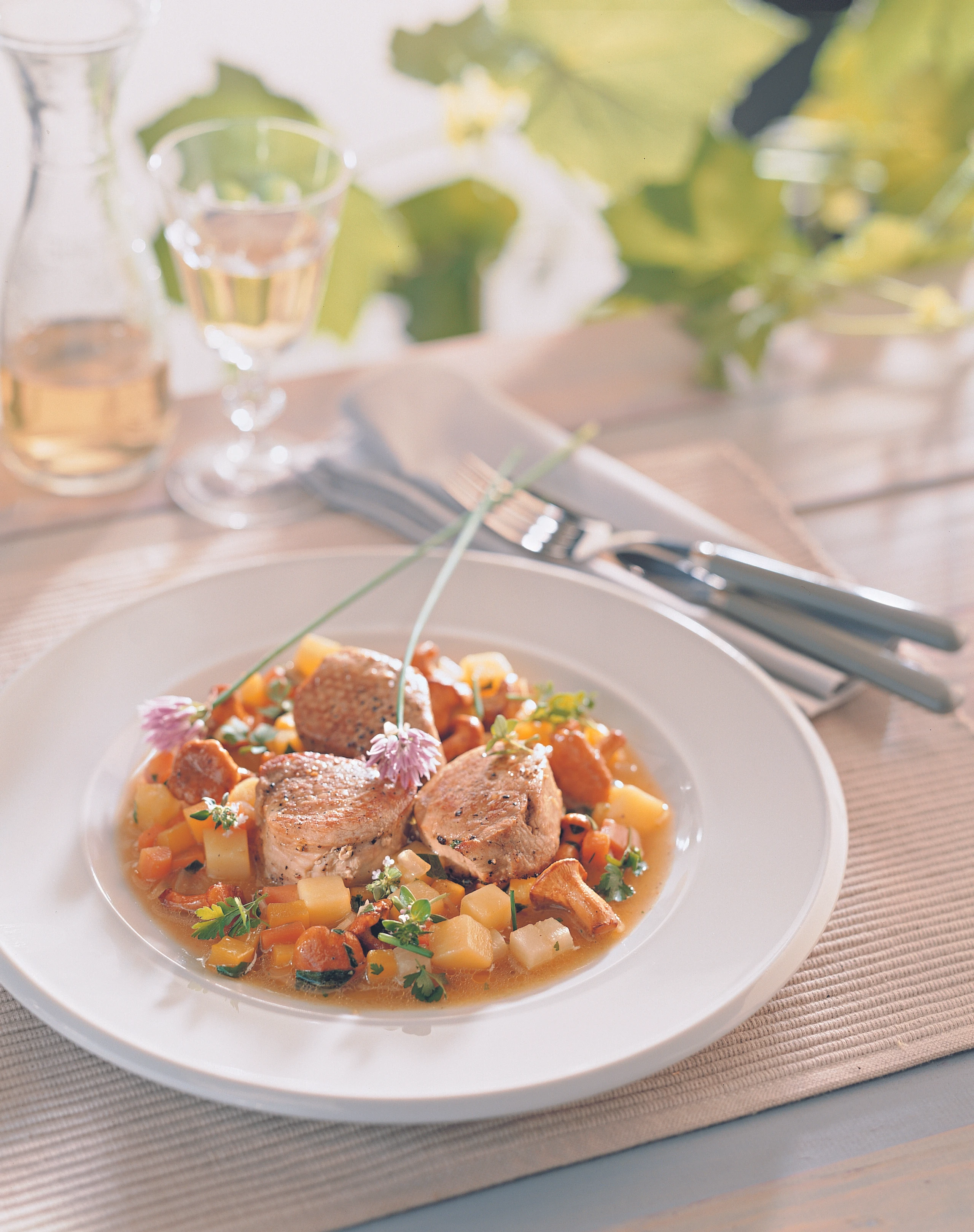 Schweinsfilet im Eierschwammerl-Gemüsefond