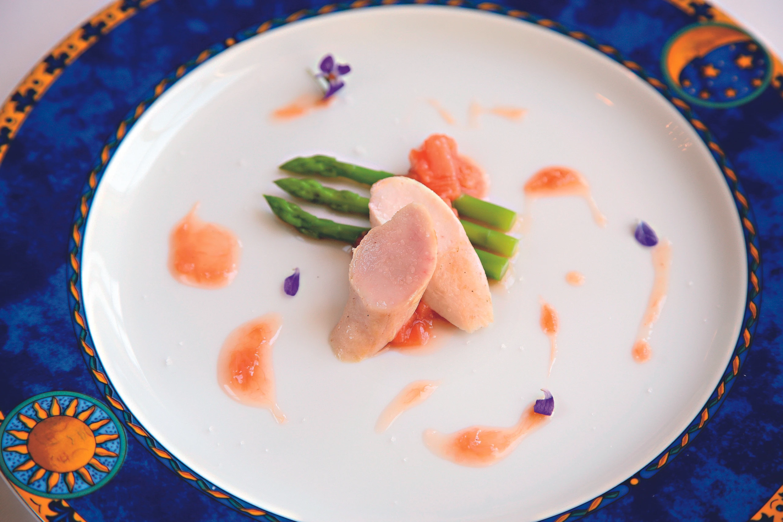 Kaninchen mit Spargel und Rhabarber-Ragout