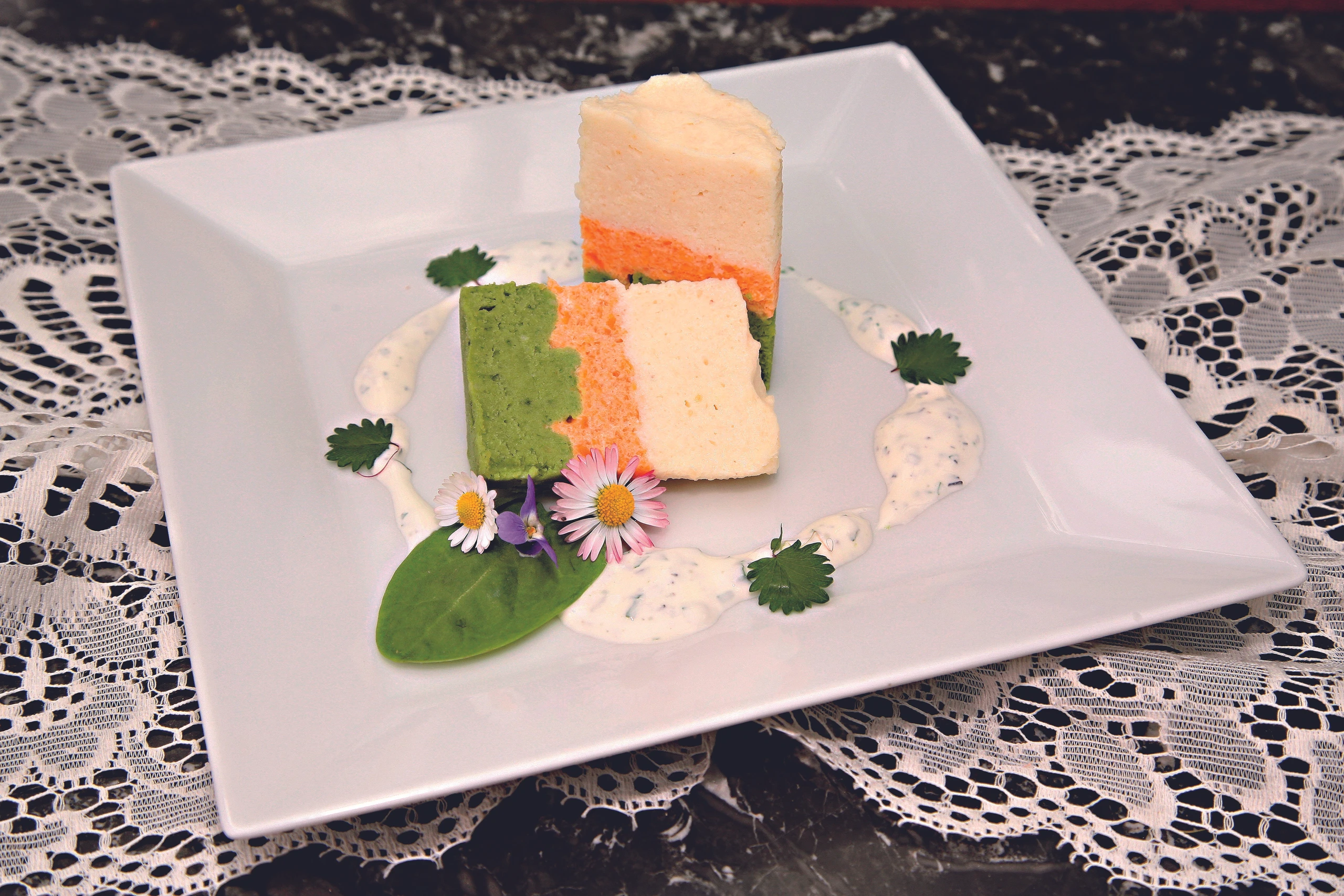 Gemüsetürmchen mit Kräutersauce