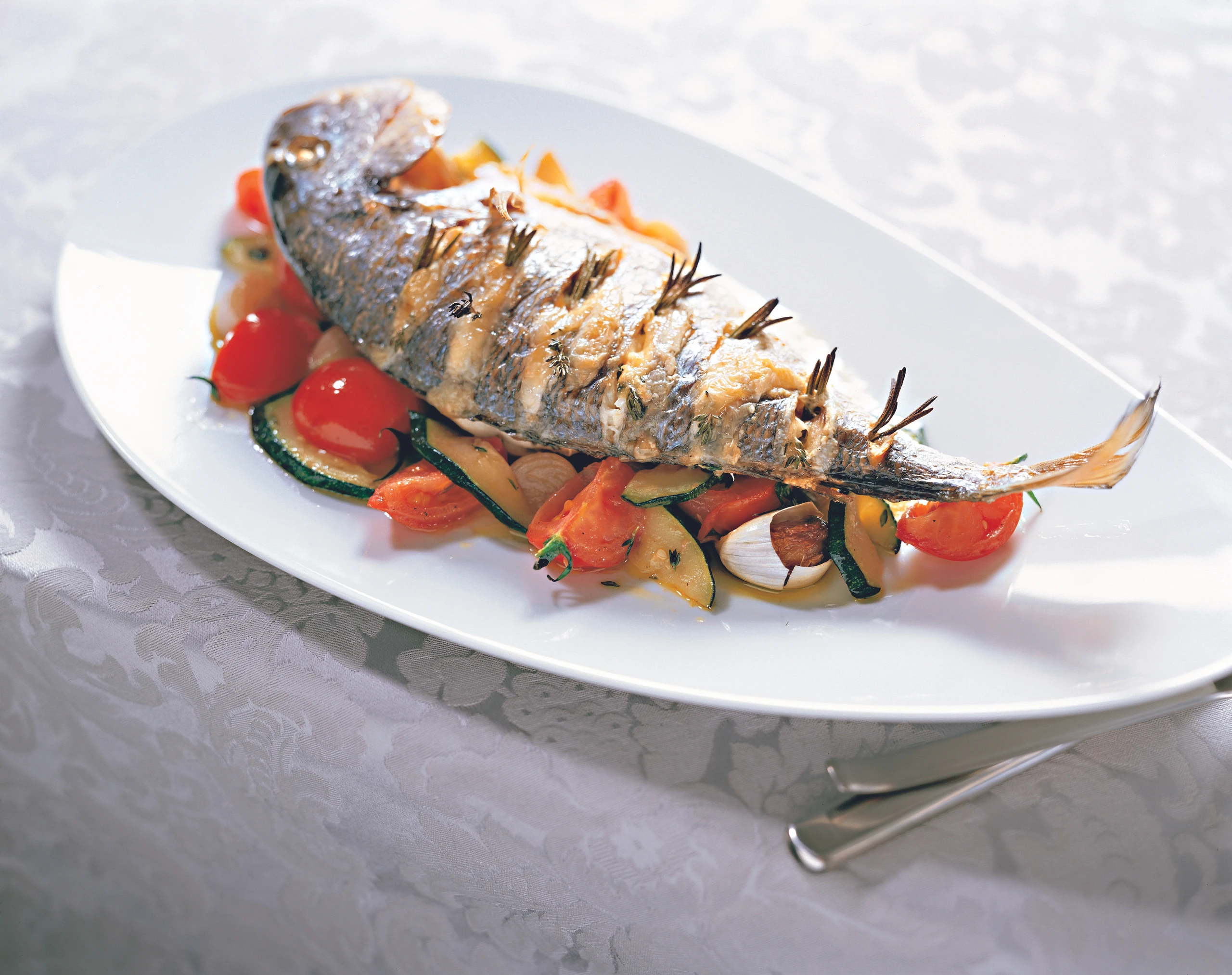 Goldbrasse mit Käse und Rosmarin gespickt