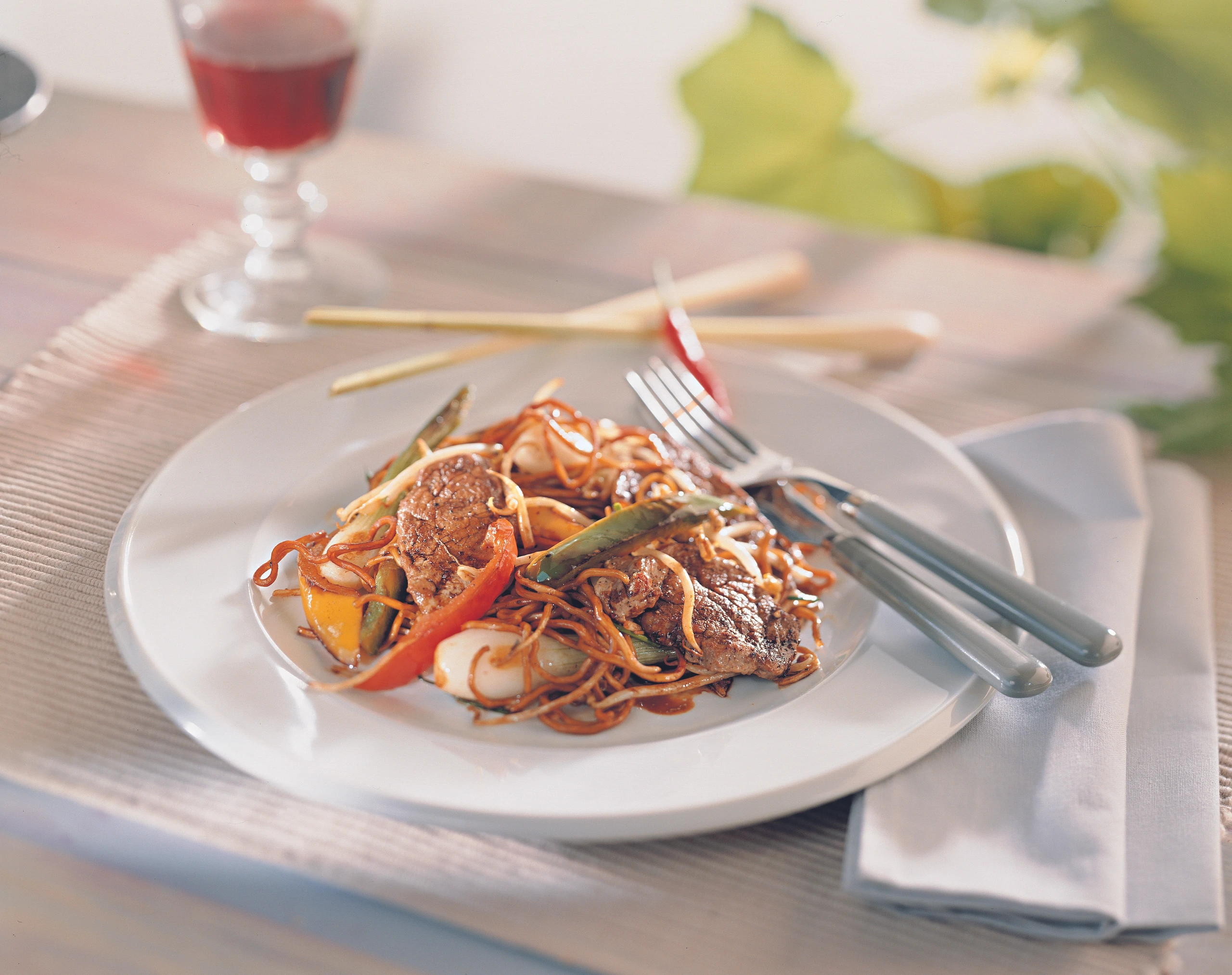 Wok mit Rindsfilet, Gemüse und Eiernudeln