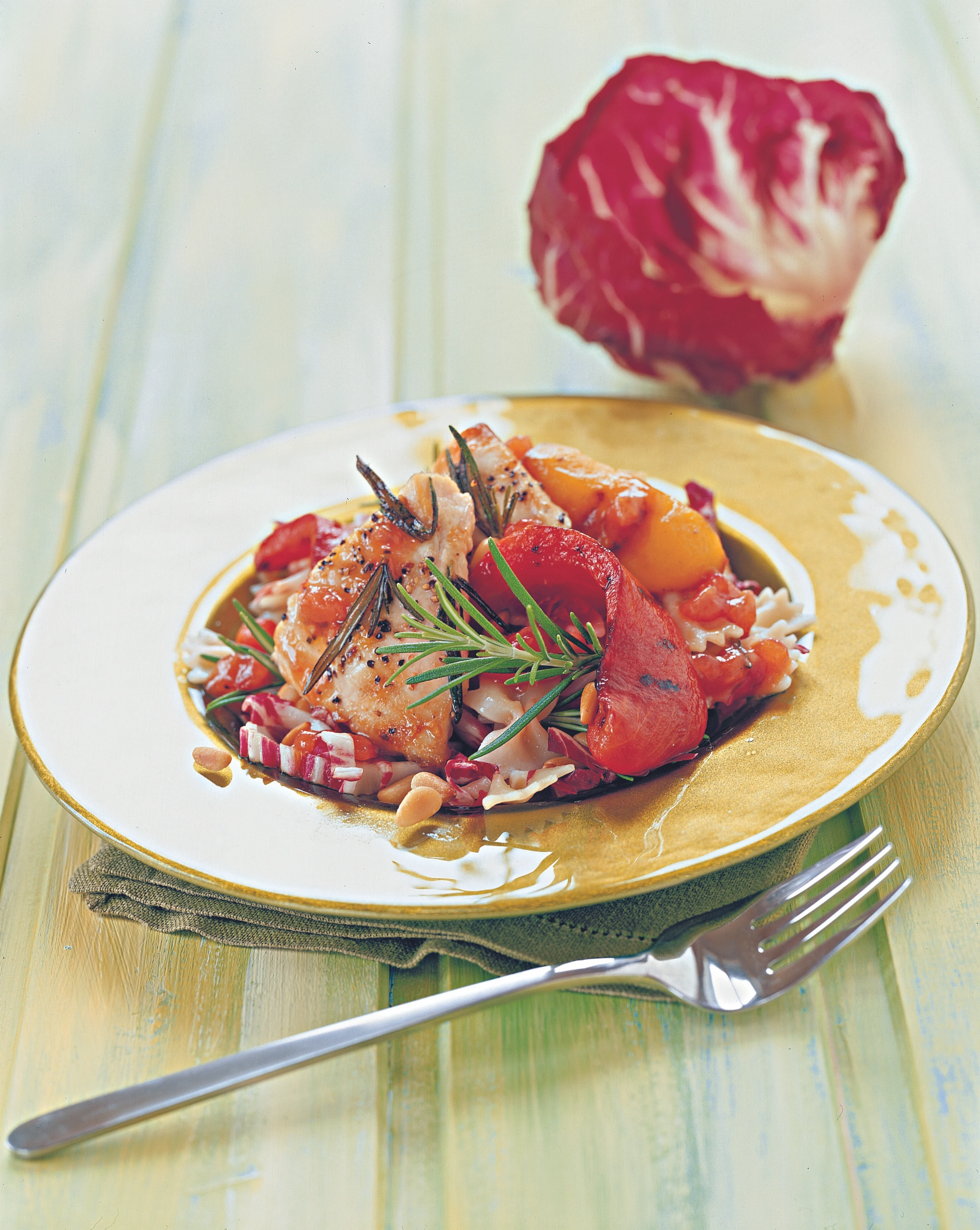 Nudelsalat mit Rosmarinhenderl und Paradeisdressing