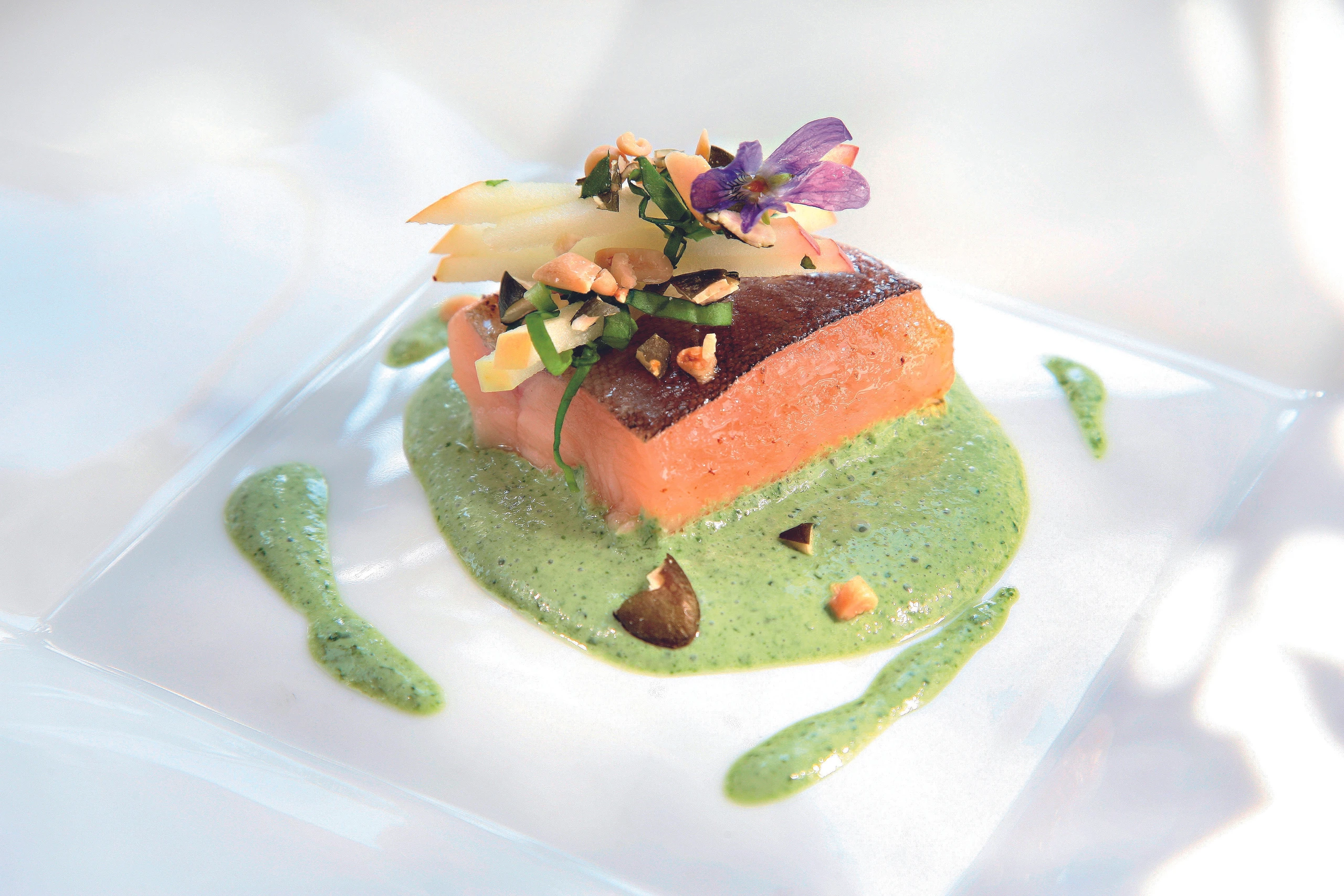 Lauwarmer Lachs auf Sauerampfer-Joghurt