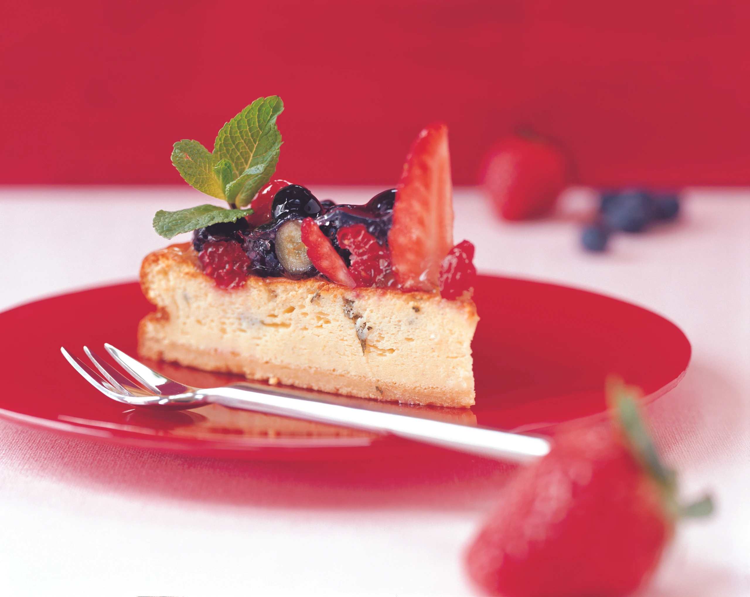 Gebackene Topfentorte mit Beeren und Minze