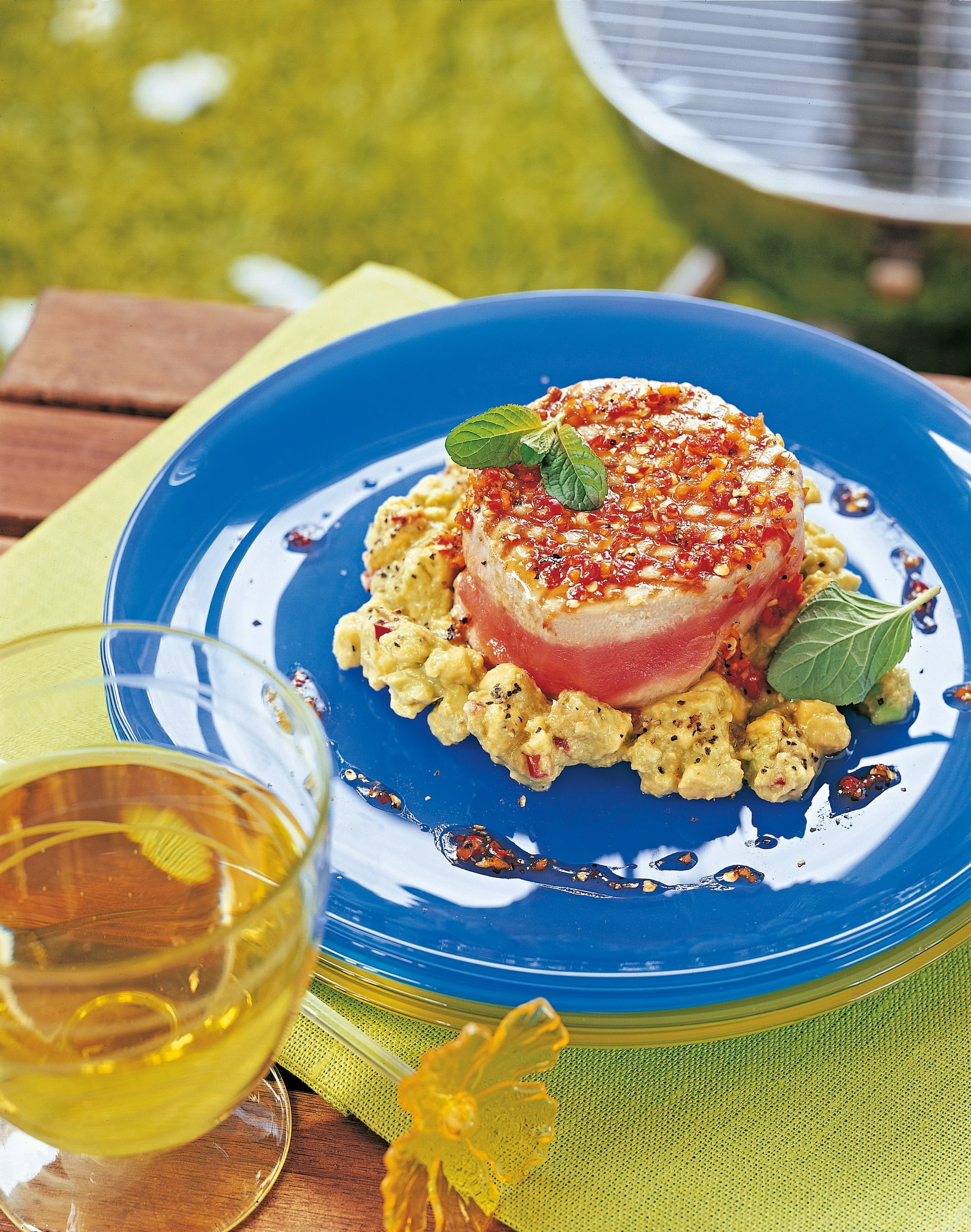 Gegrillte Thunfischsteaks auf Avocado