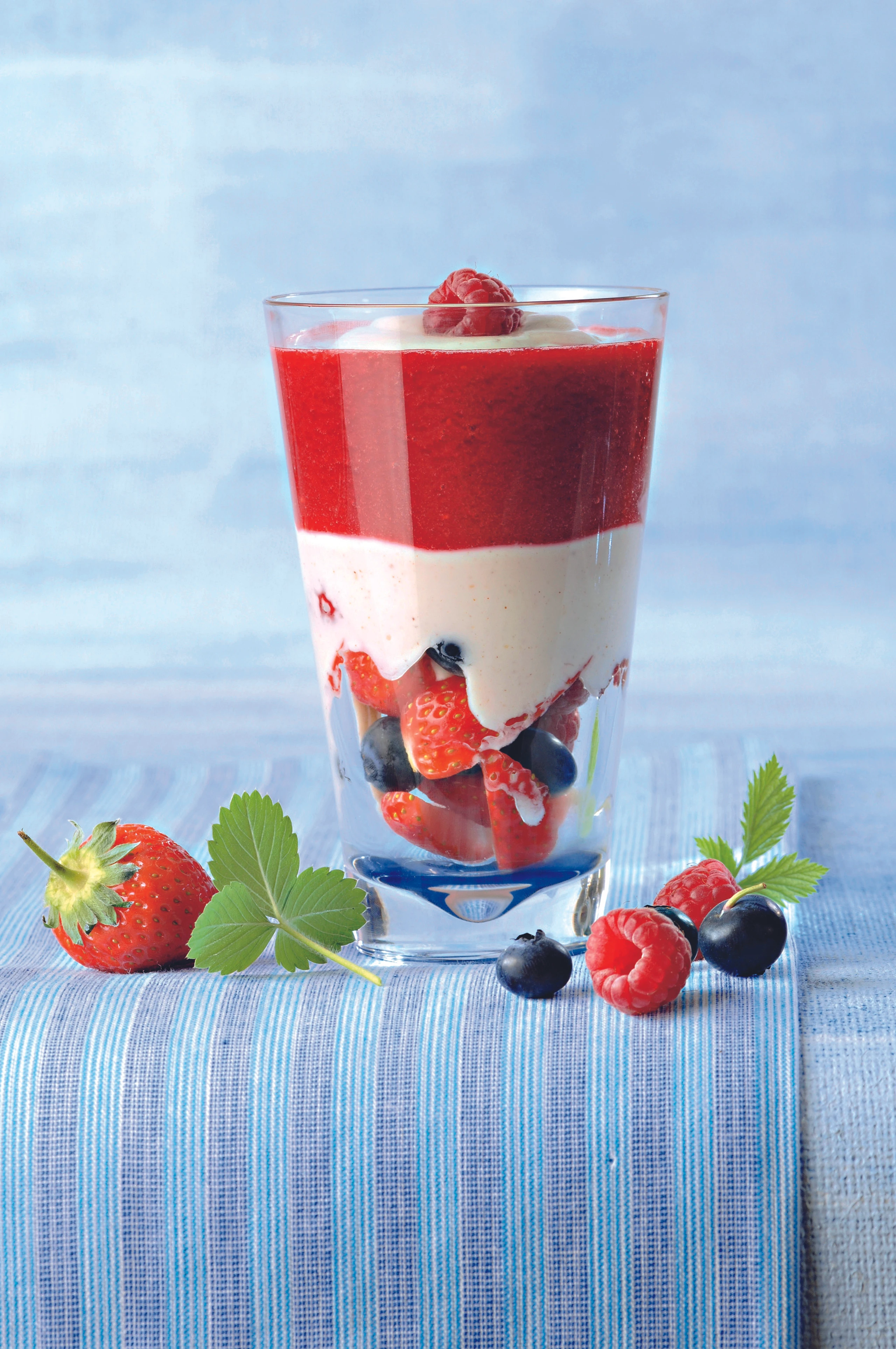 Beerenbecher mit Sojajoghurt-Haselnuss-Creme