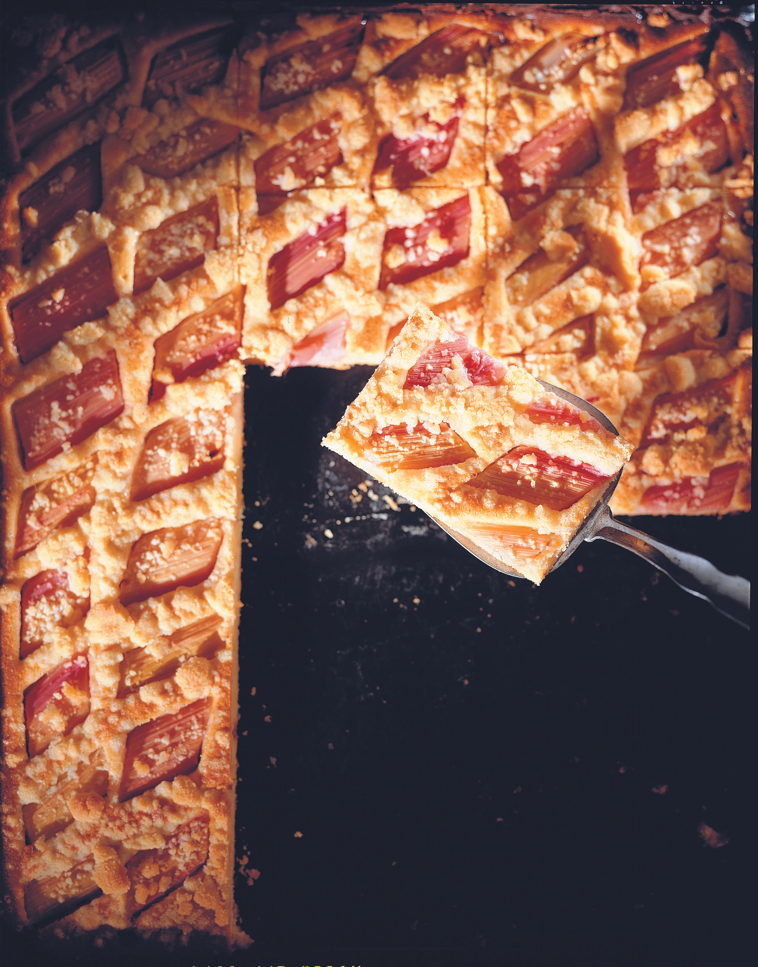 Rhabarber-Streuselkuchen mit Marzipan