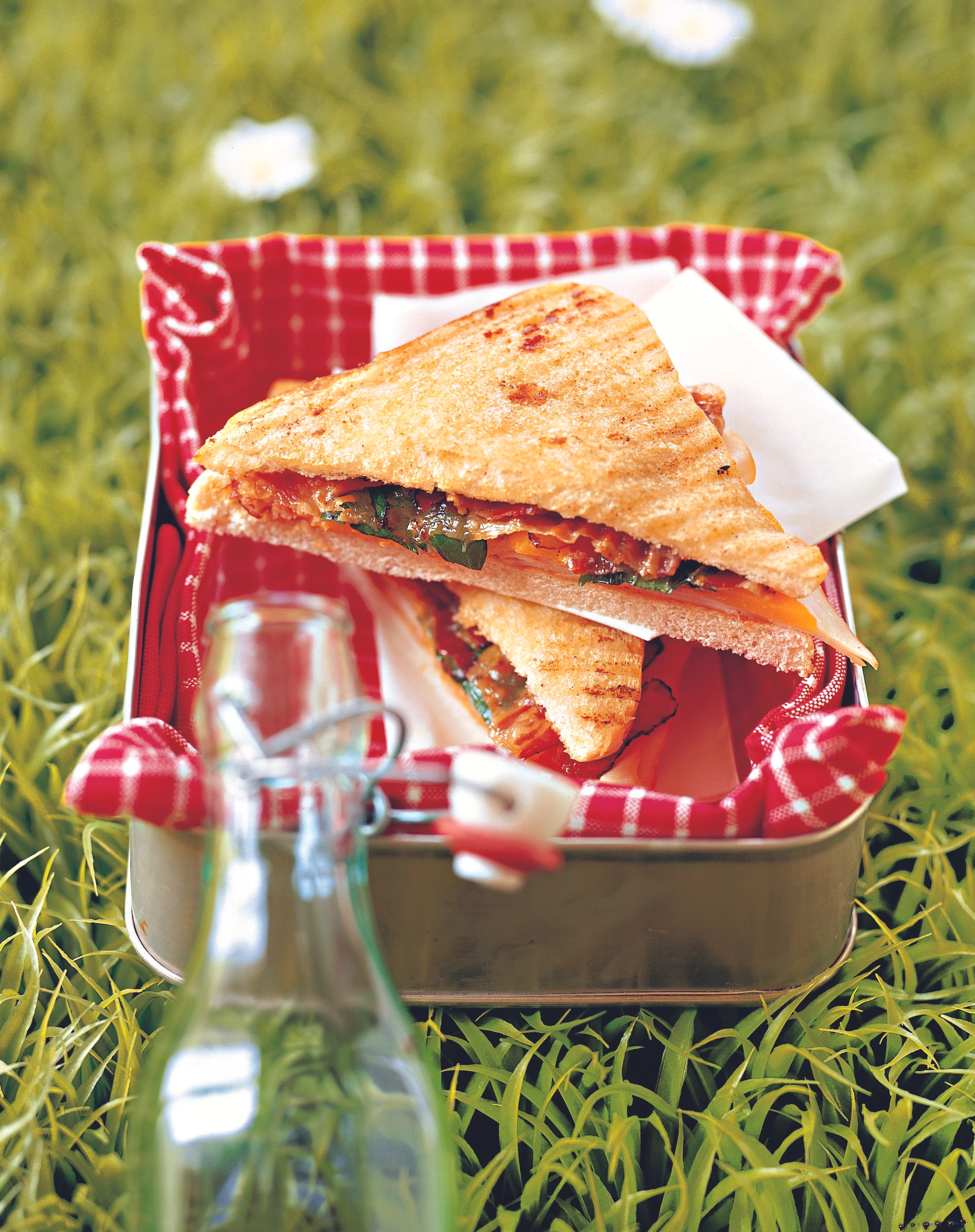 American-Sandwiches mit Truthahnbrust und Pfirsich