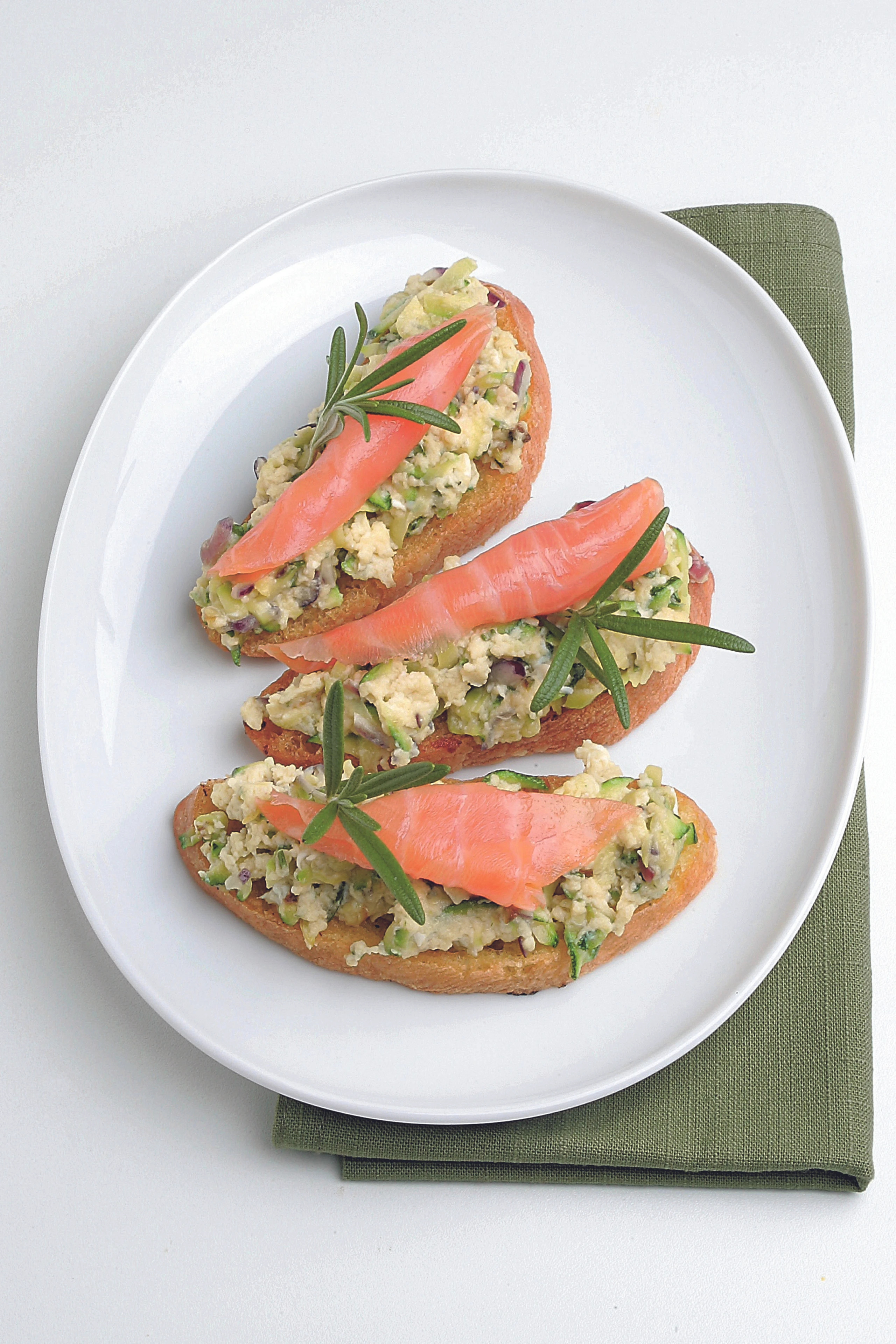 Brote mit Zucchini und Lachs