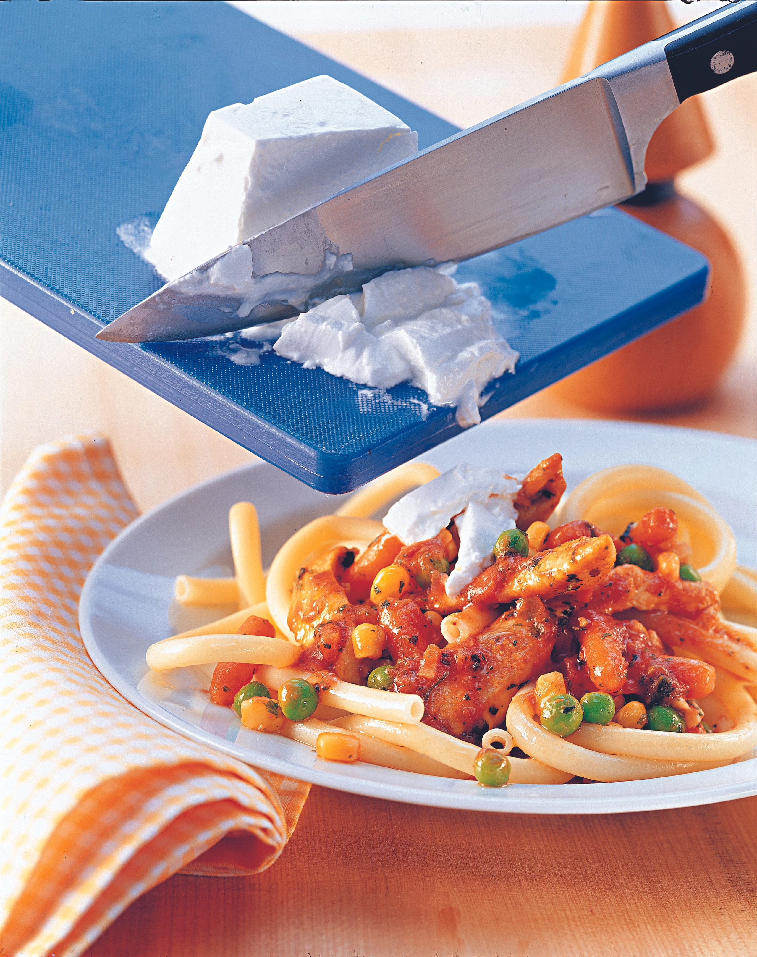 Maccheroni mit zartem Gemüse, Huhn und Ziegenfrischkäse