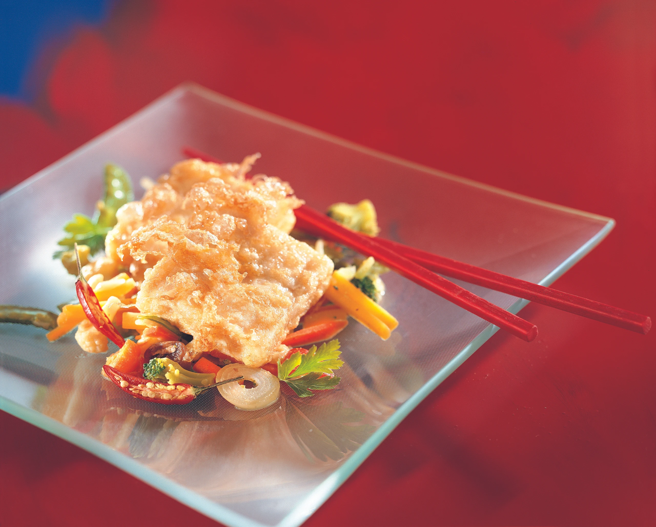 Hoki in der Eihülle auf Röstgemüse