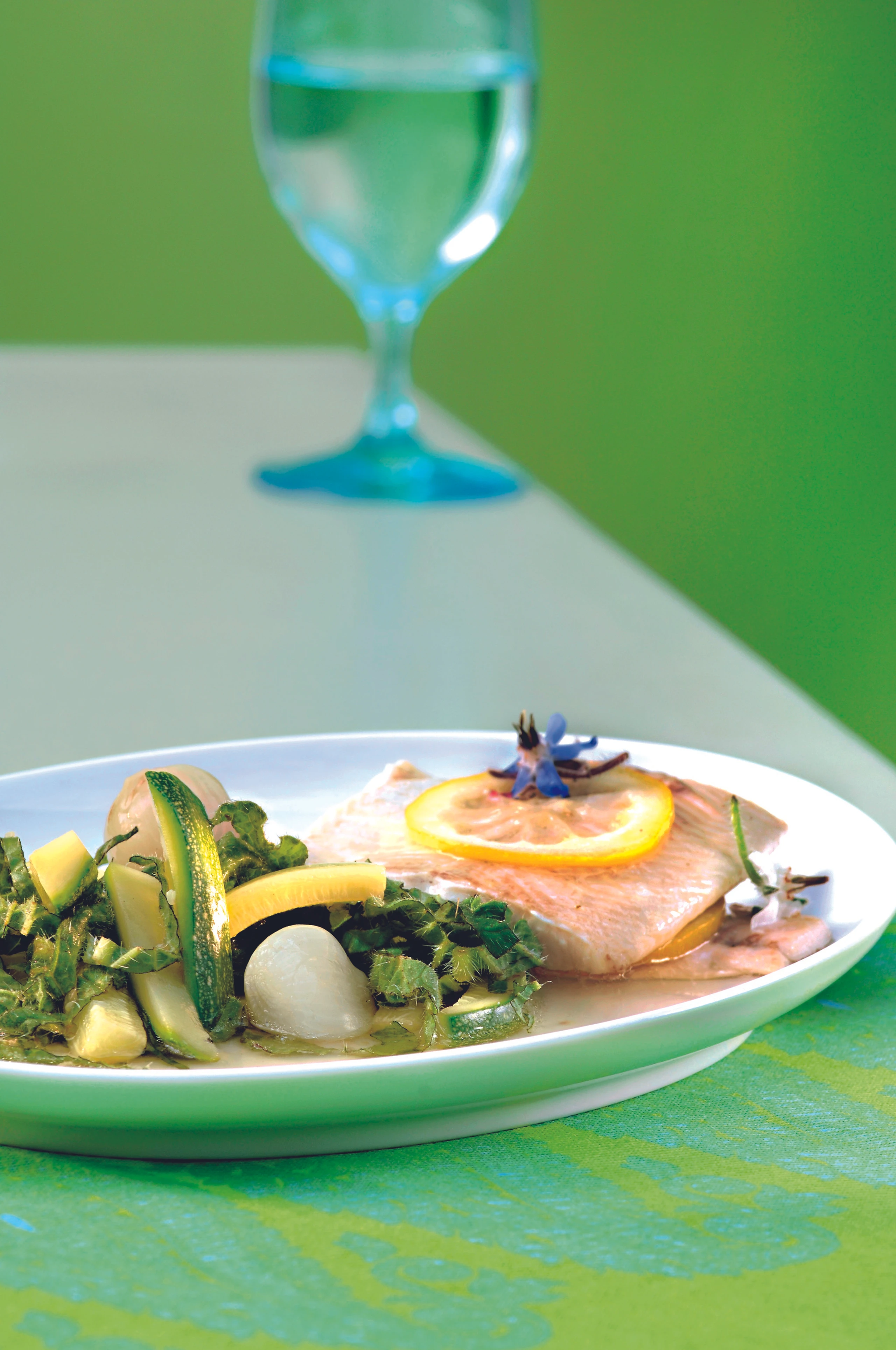 Forellenfilets mit Zucchini und Borretsch