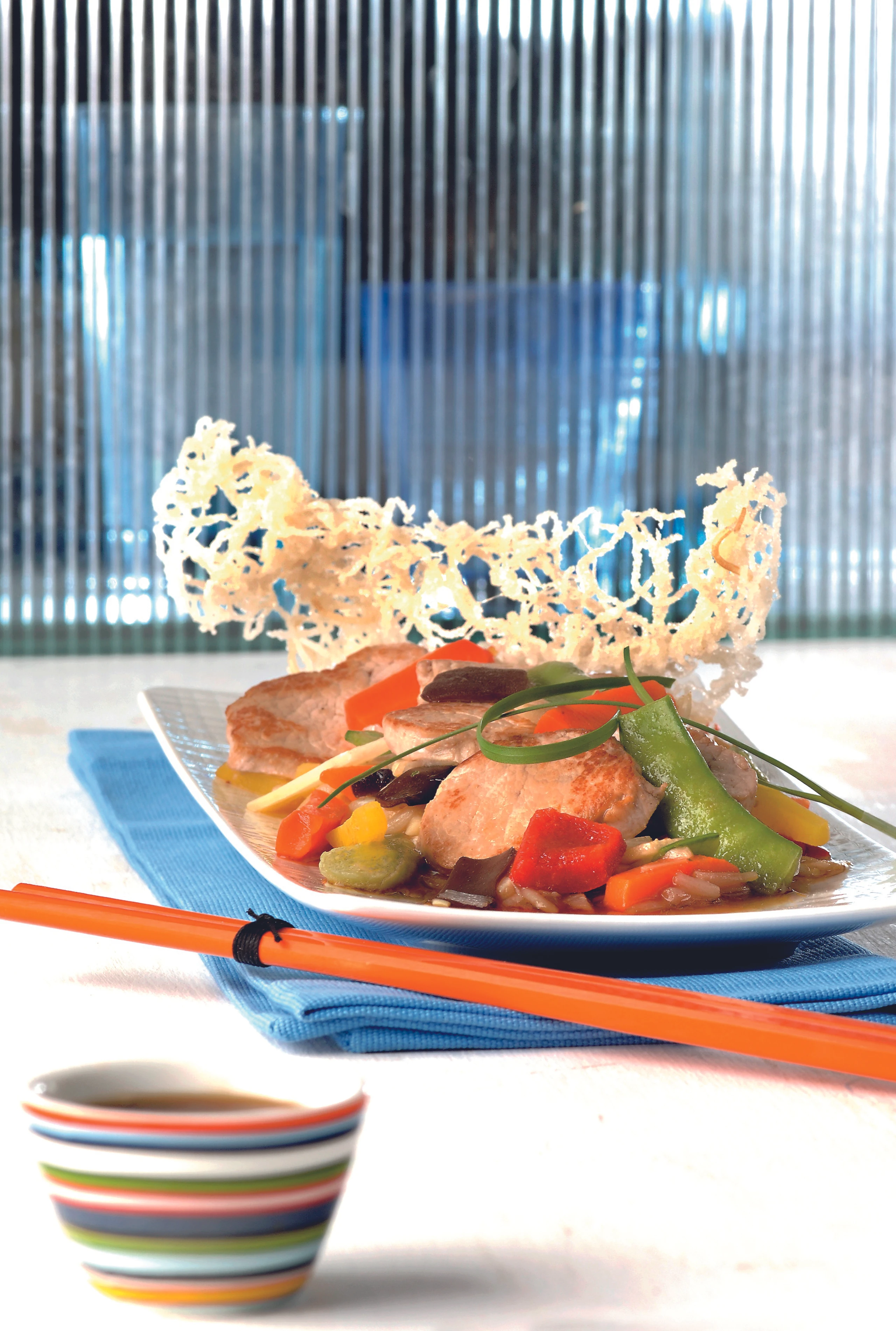 Filetscheiben mit Wok-Gemüse und knusprigen Glasnudeln