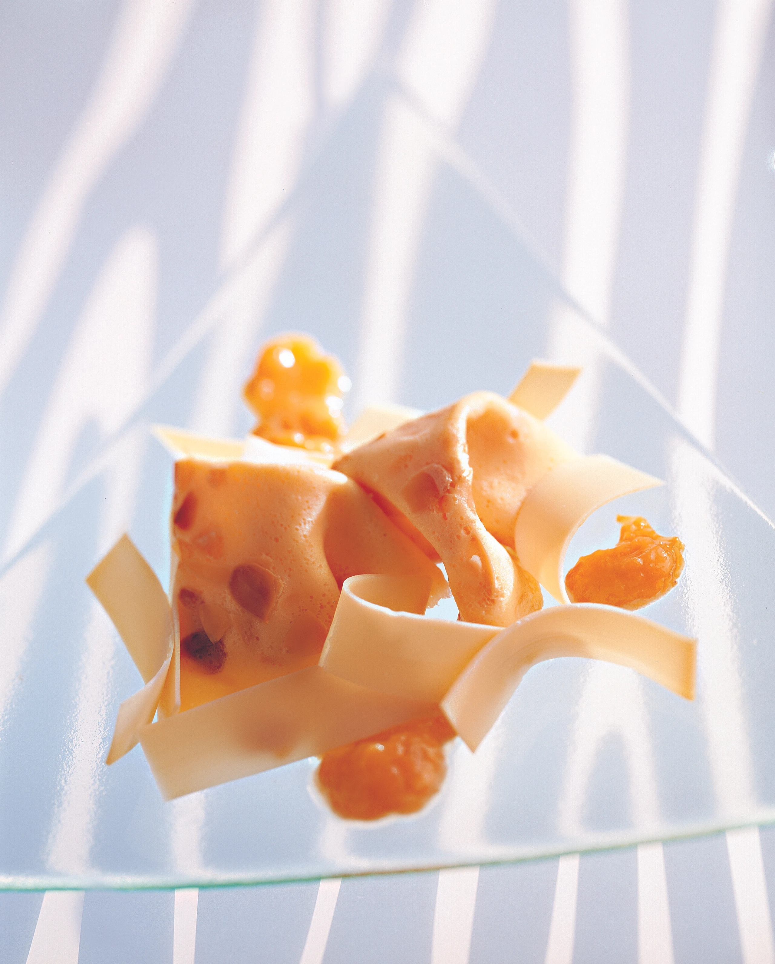 Mandelcrepes mit Marillenconfit und Bergkäse