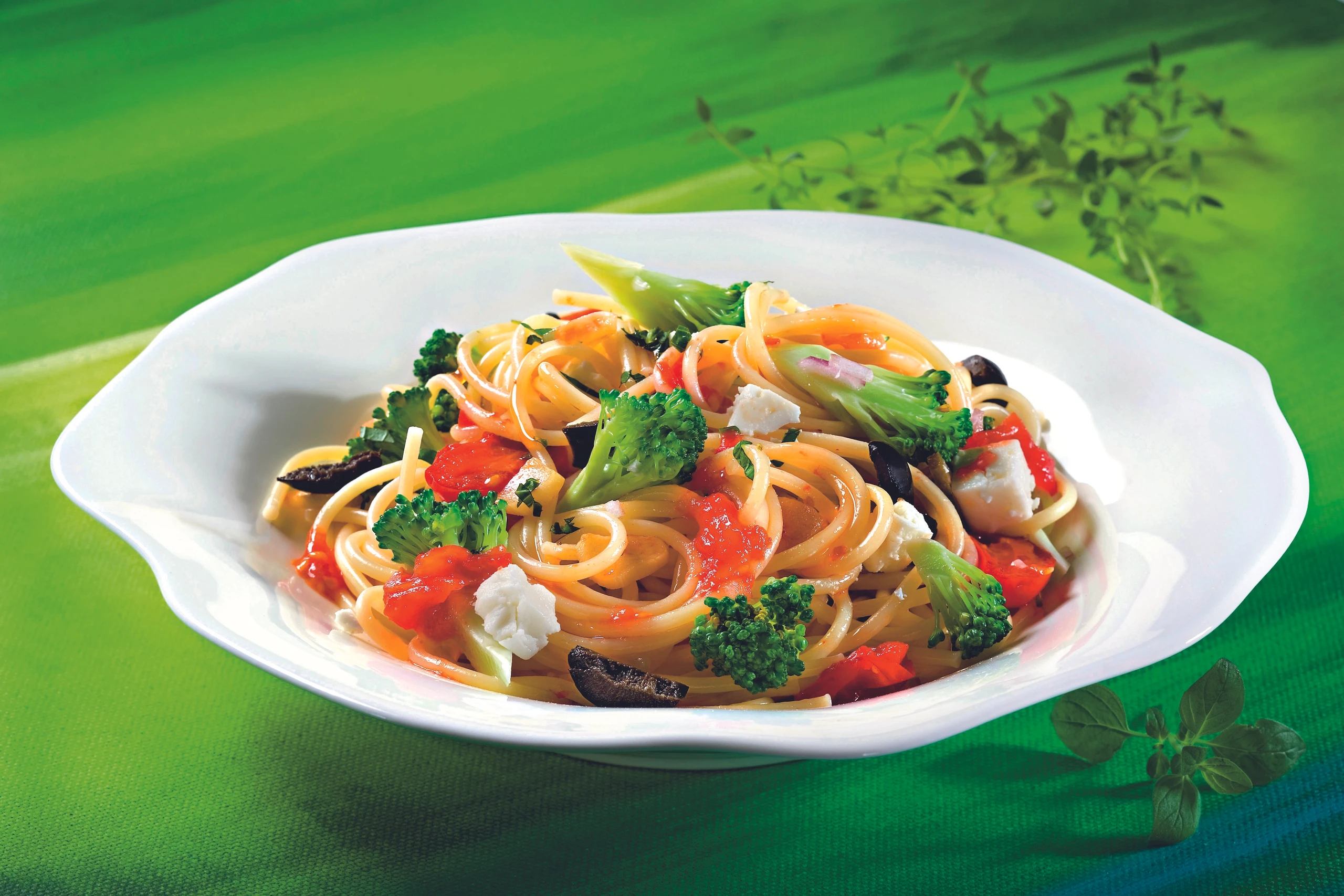 Spaghetti mit Brokkoli, Schafkäse und Paradeisern