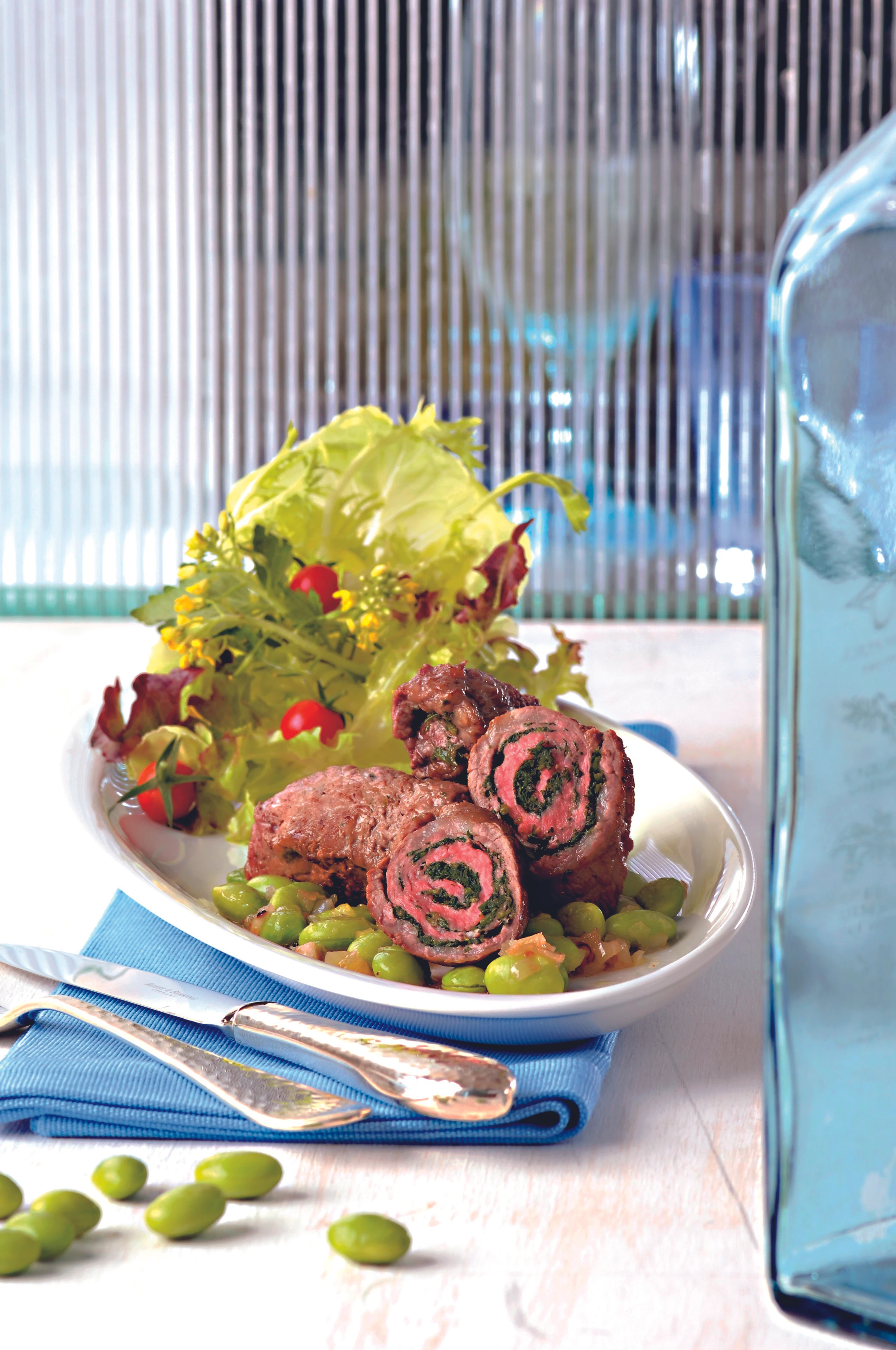 Rindsröllchen mit Kräutern und Sojabohnen