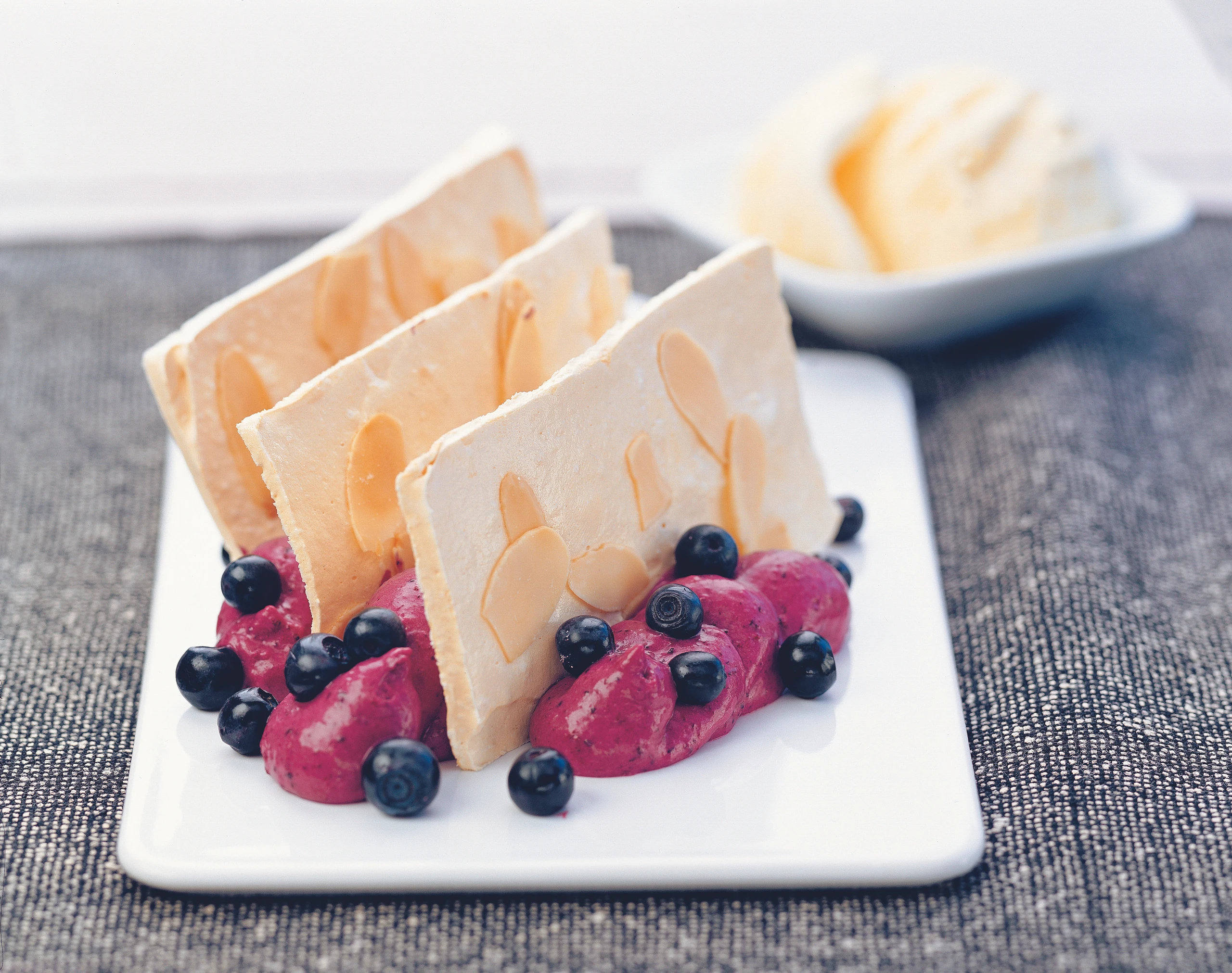 Heidelbeercreme mit Knusper-Baisers