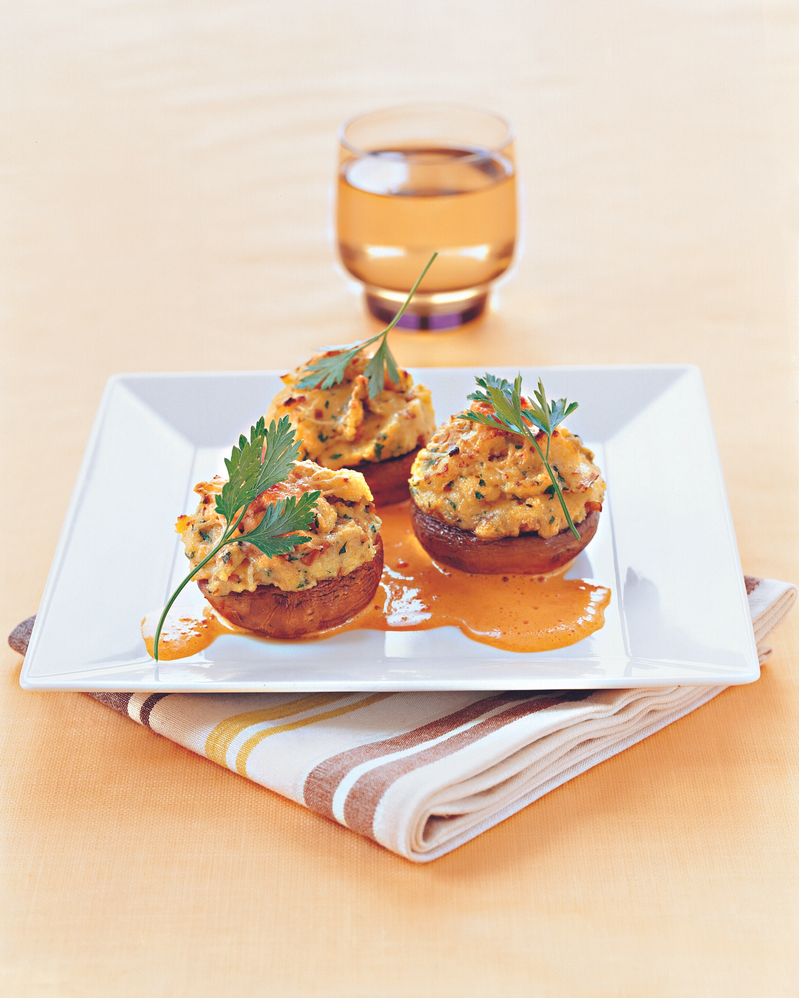 Gefüllte Champignons mit Paprikasauce