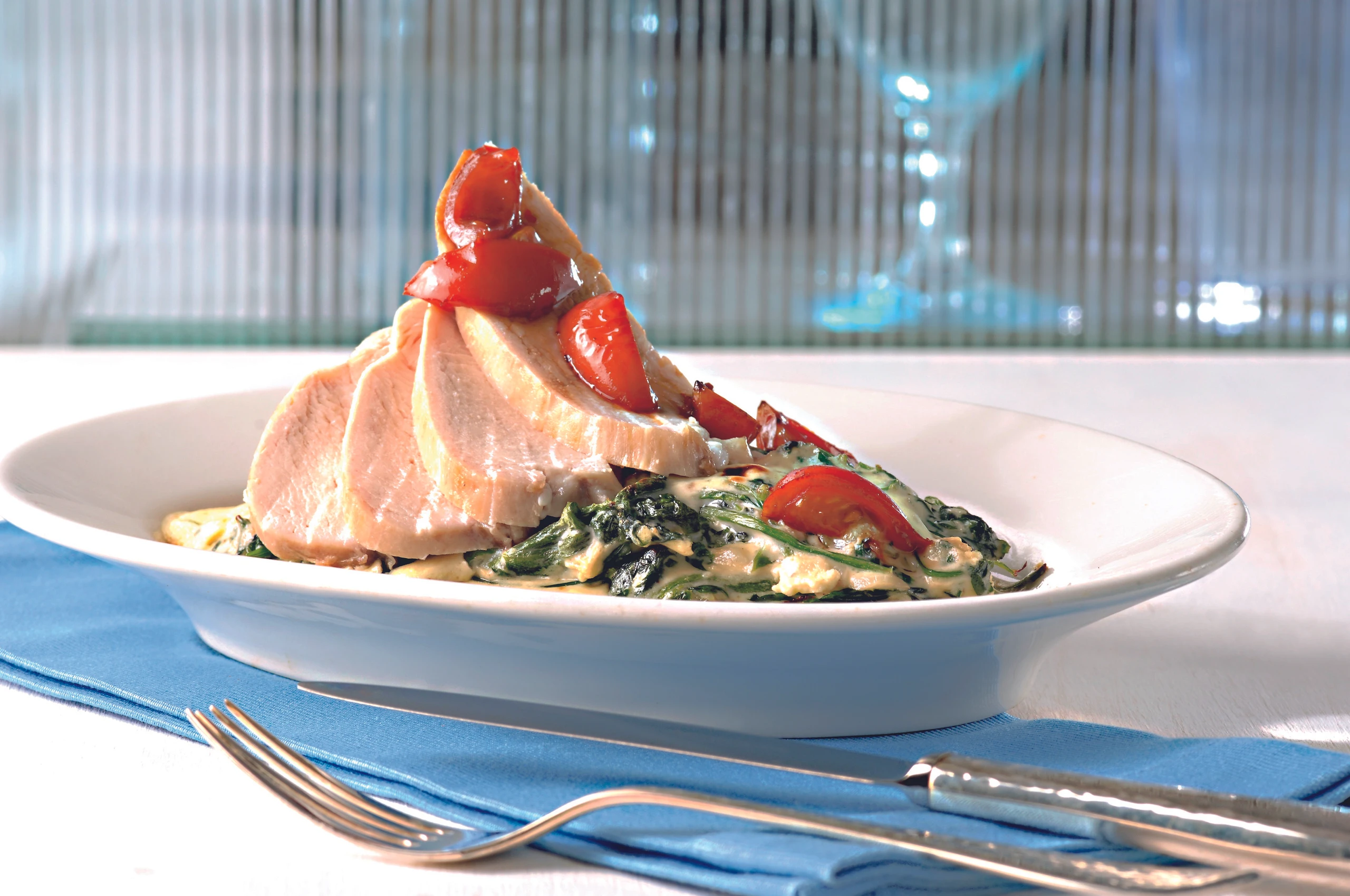 Hühnerfilet auf überbackenem Blattspinat