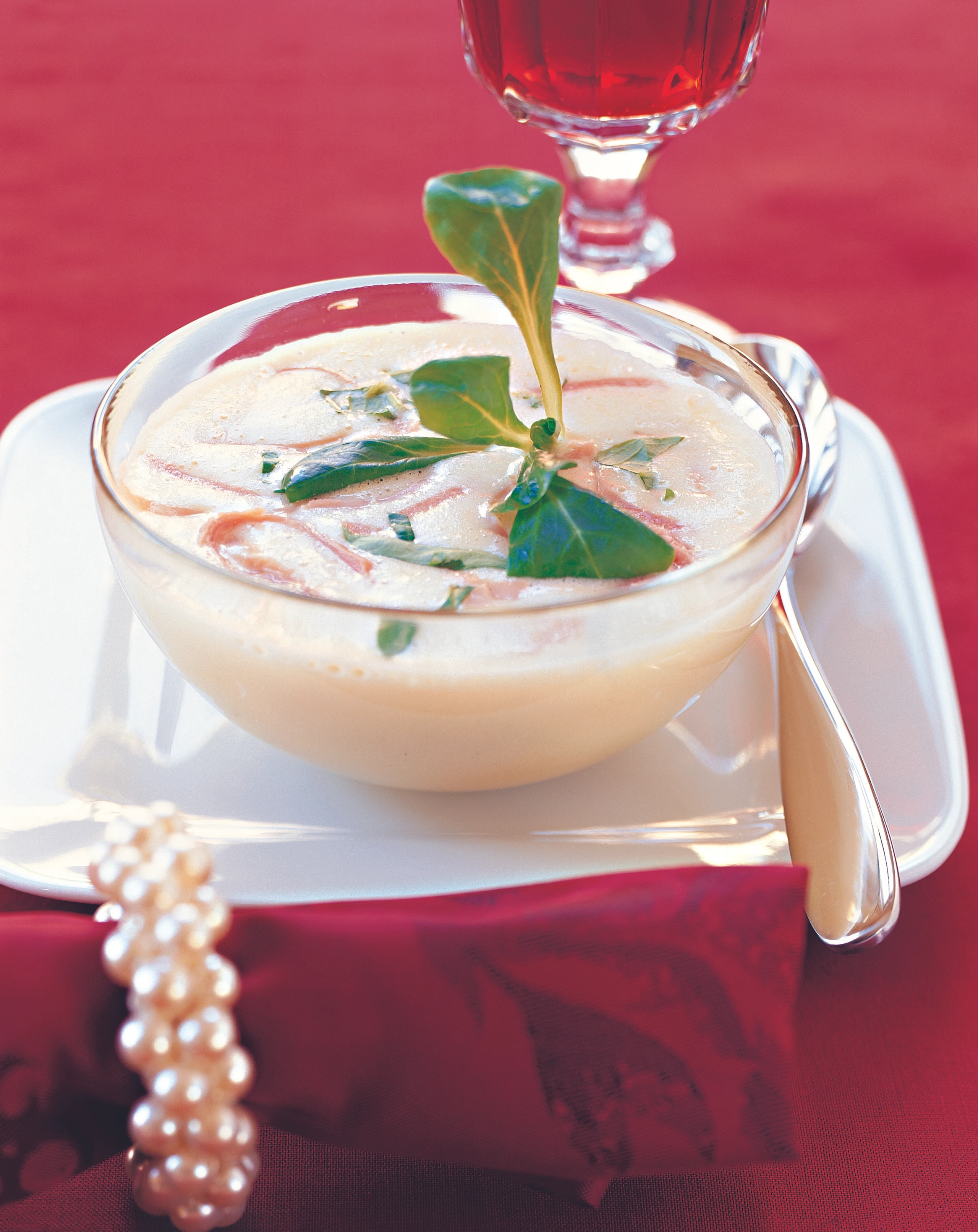 Erdäpfelsuppe mit Vogerlsalat