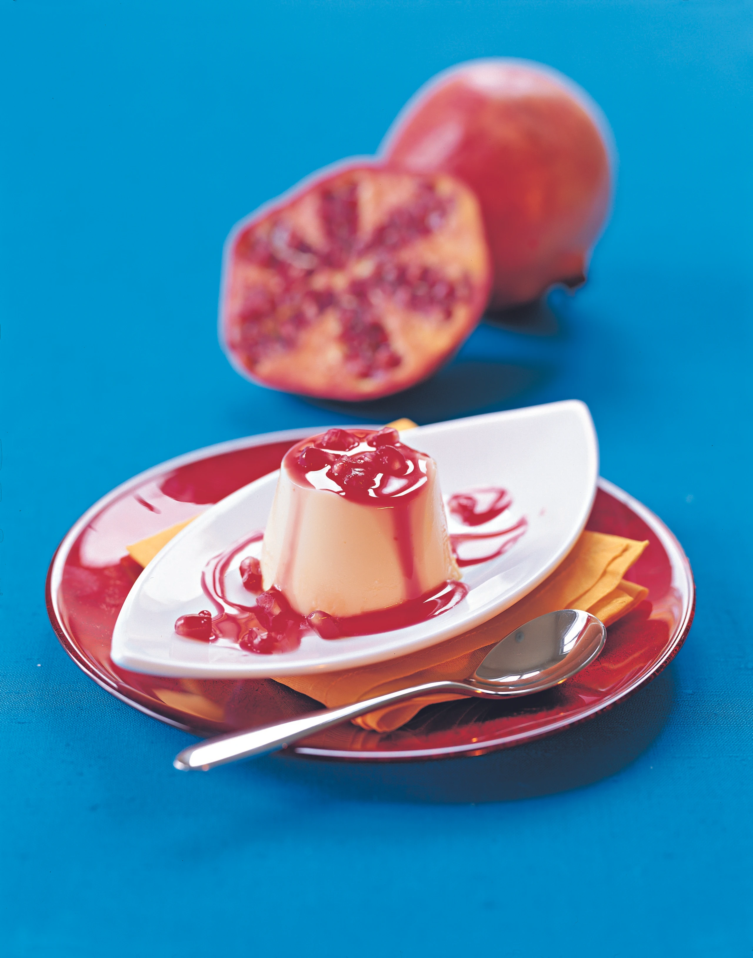 Weißer Schoko-Pudding mit Granatapfel