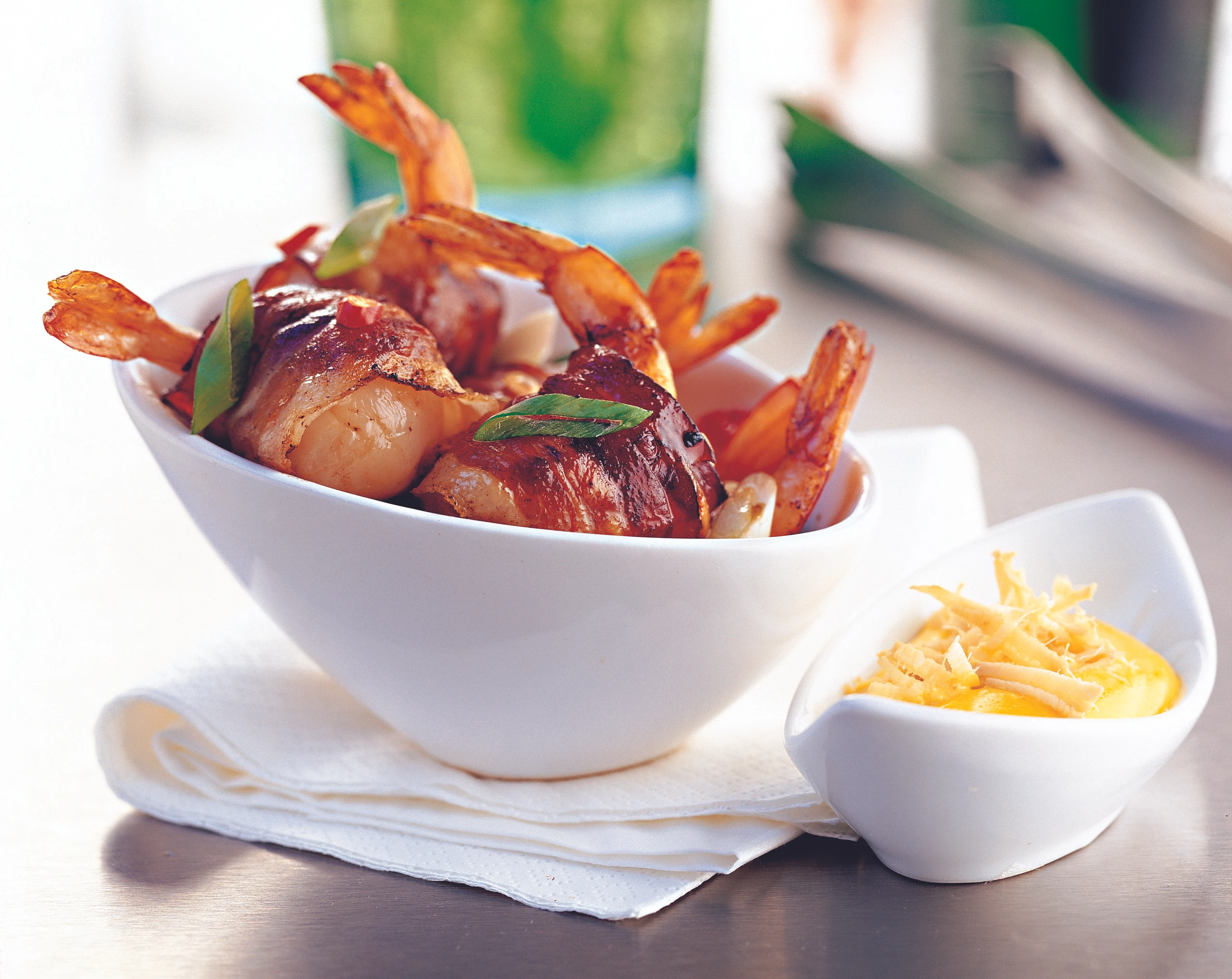 Garnelen-Litschis in Speck