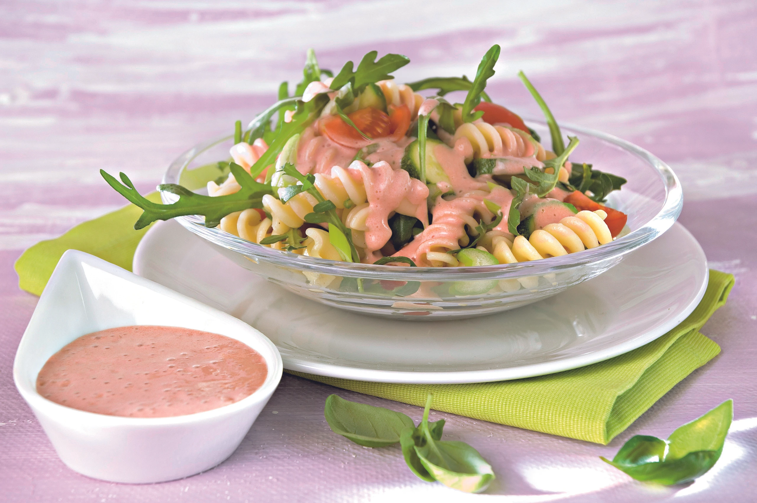 Pastasalat mit cremigem Paradeiserdressing